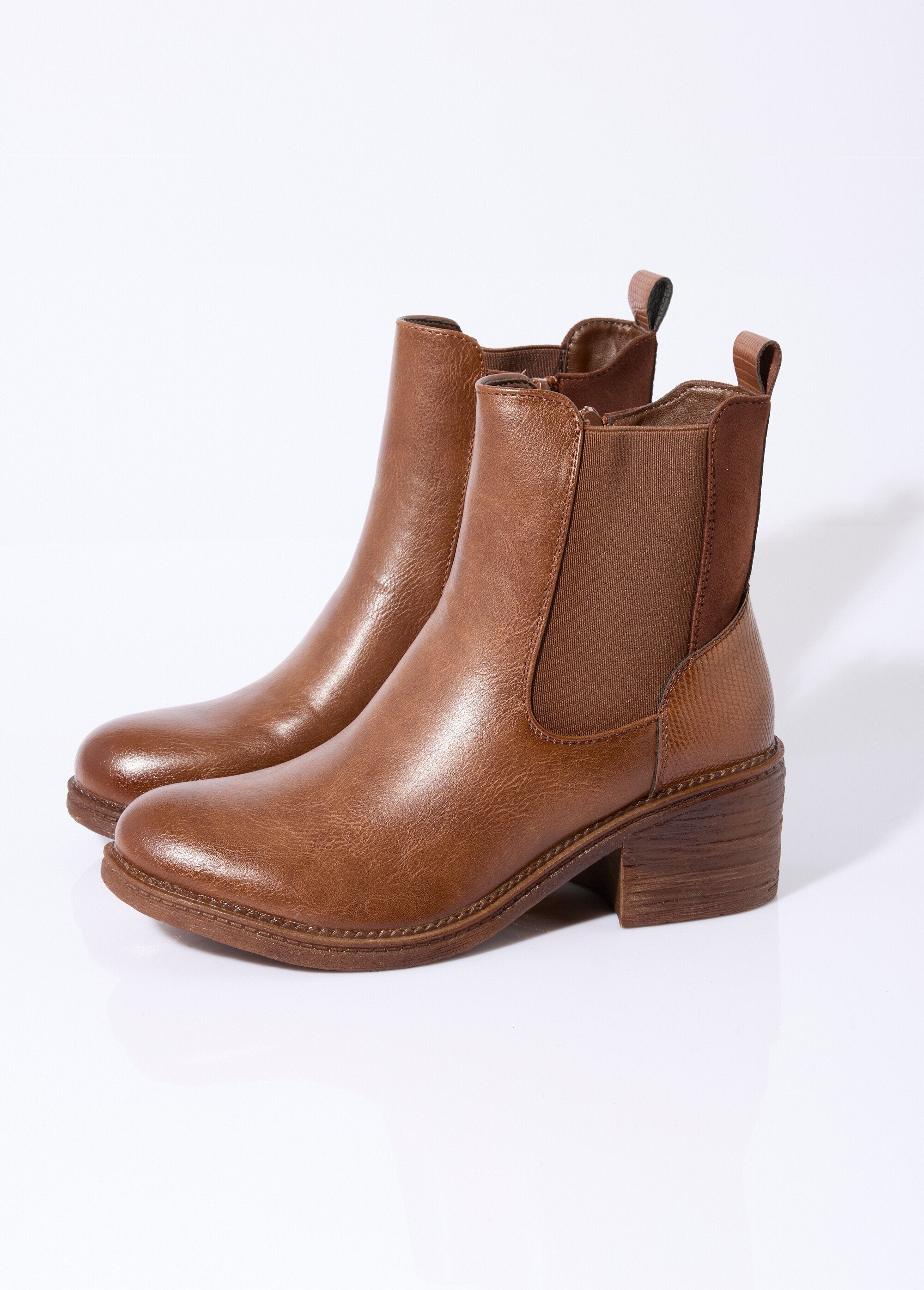 Round-toe_heeled_Chelsea_boots_Brown_DE1_slim