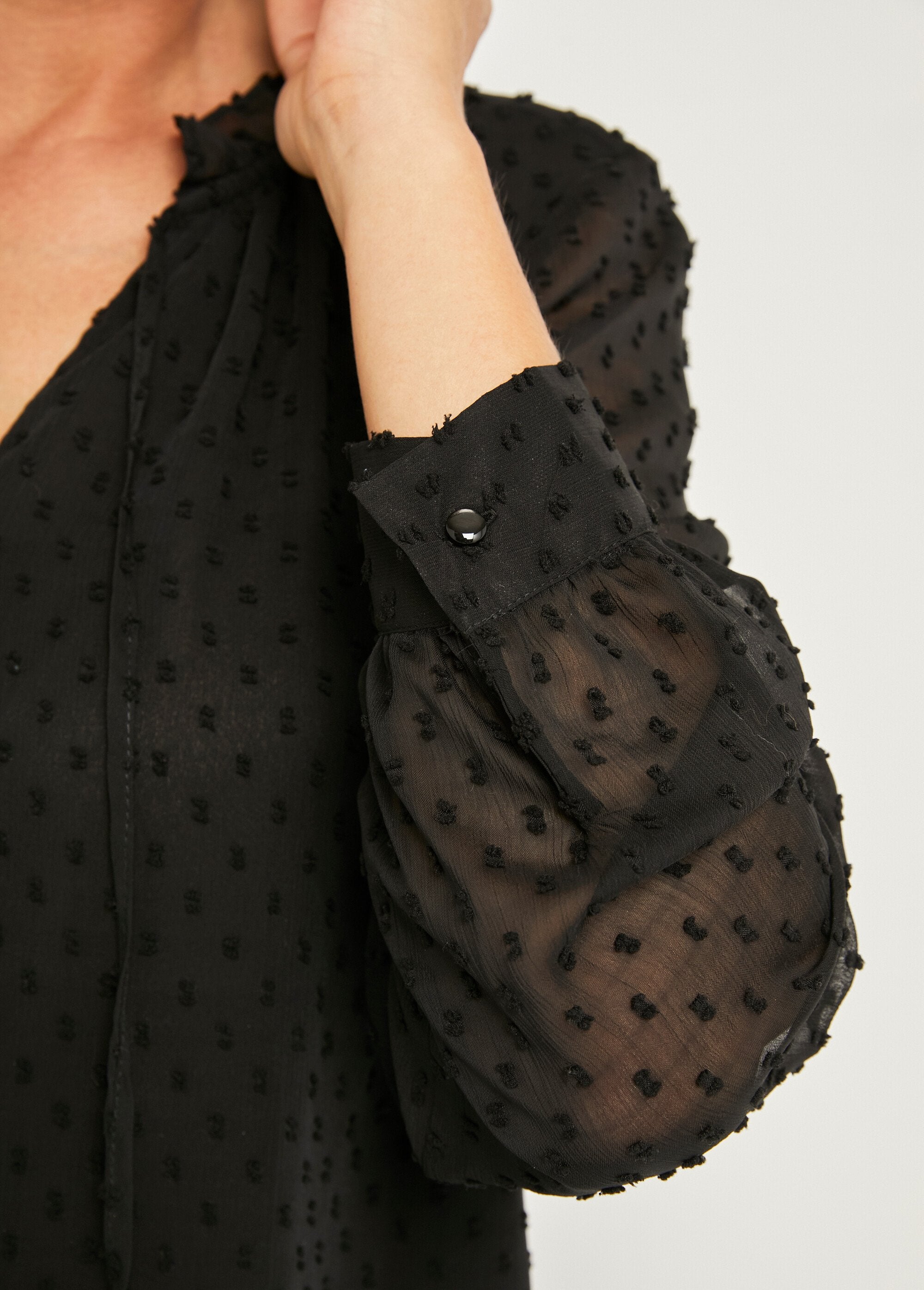 Plain_plumetis_voile_buttoned_blouse_Black_DE2_slim