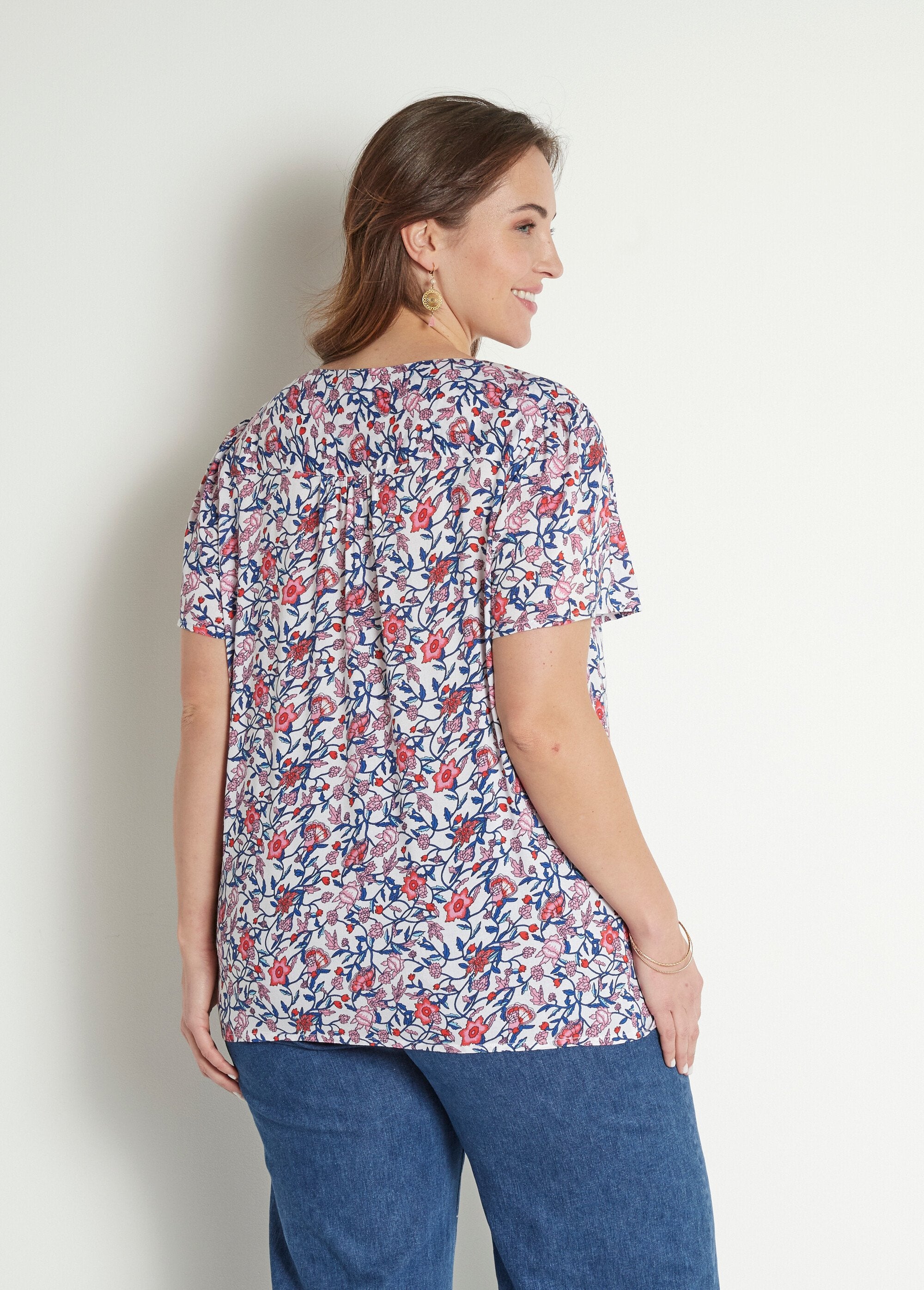 Short-sleeved_V-neck_floral_blouse_Blue_and_pink_DO1_curvy