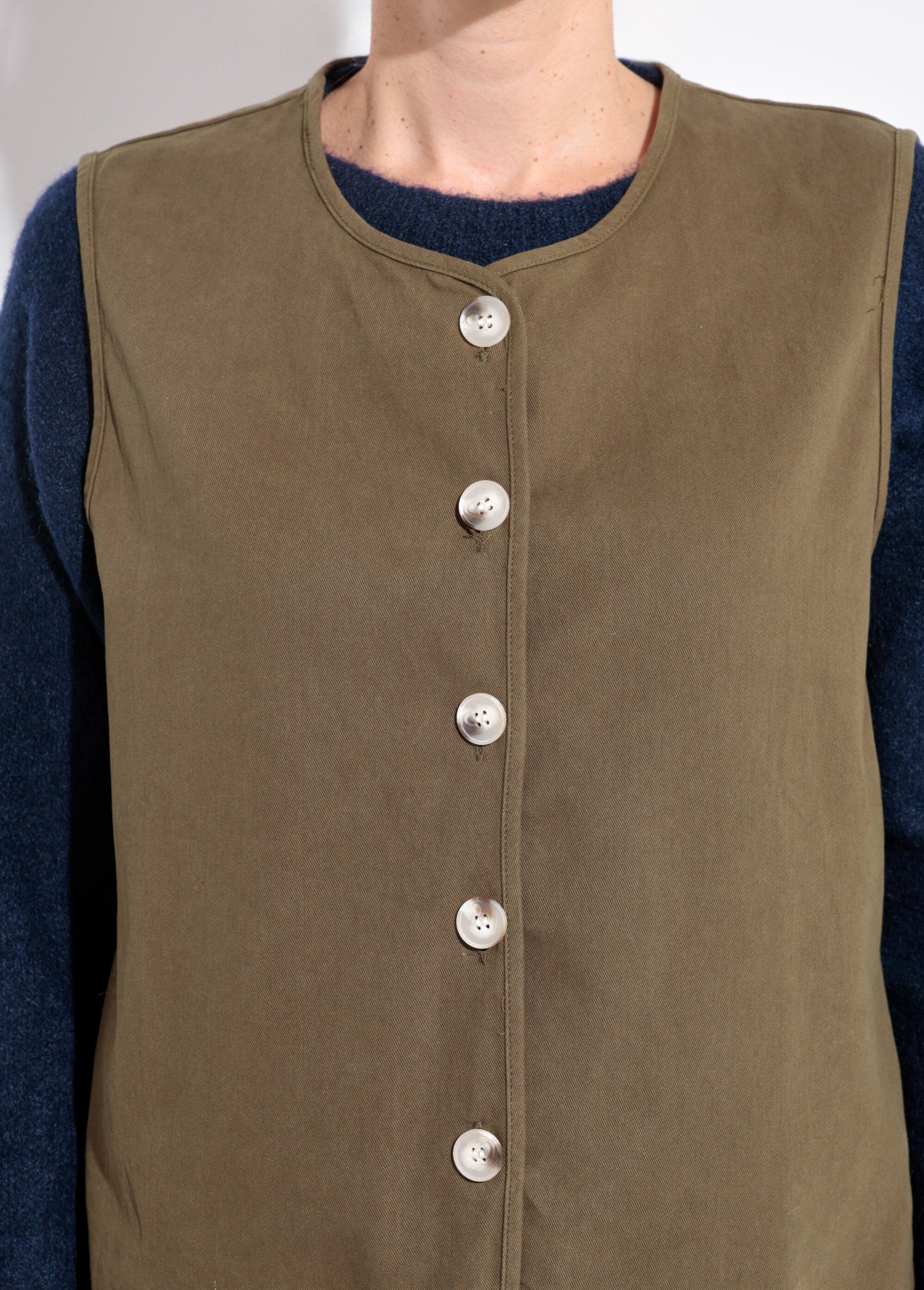Sleeveless_round-neck_twill_vest_Khaki_DE1_slim