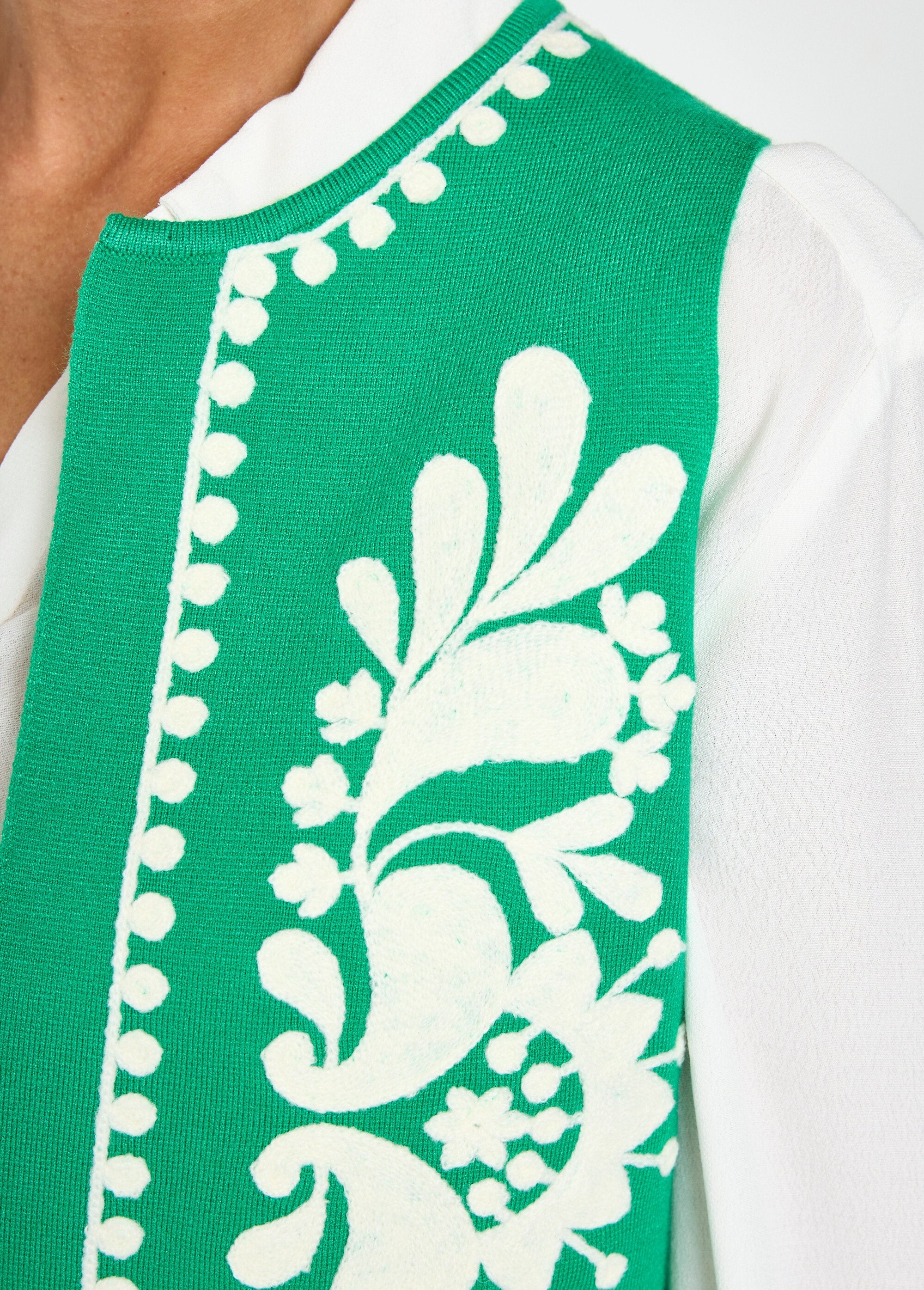 Sleeveless_knitted_and_embroidered_vest_Green_DE2_slim
