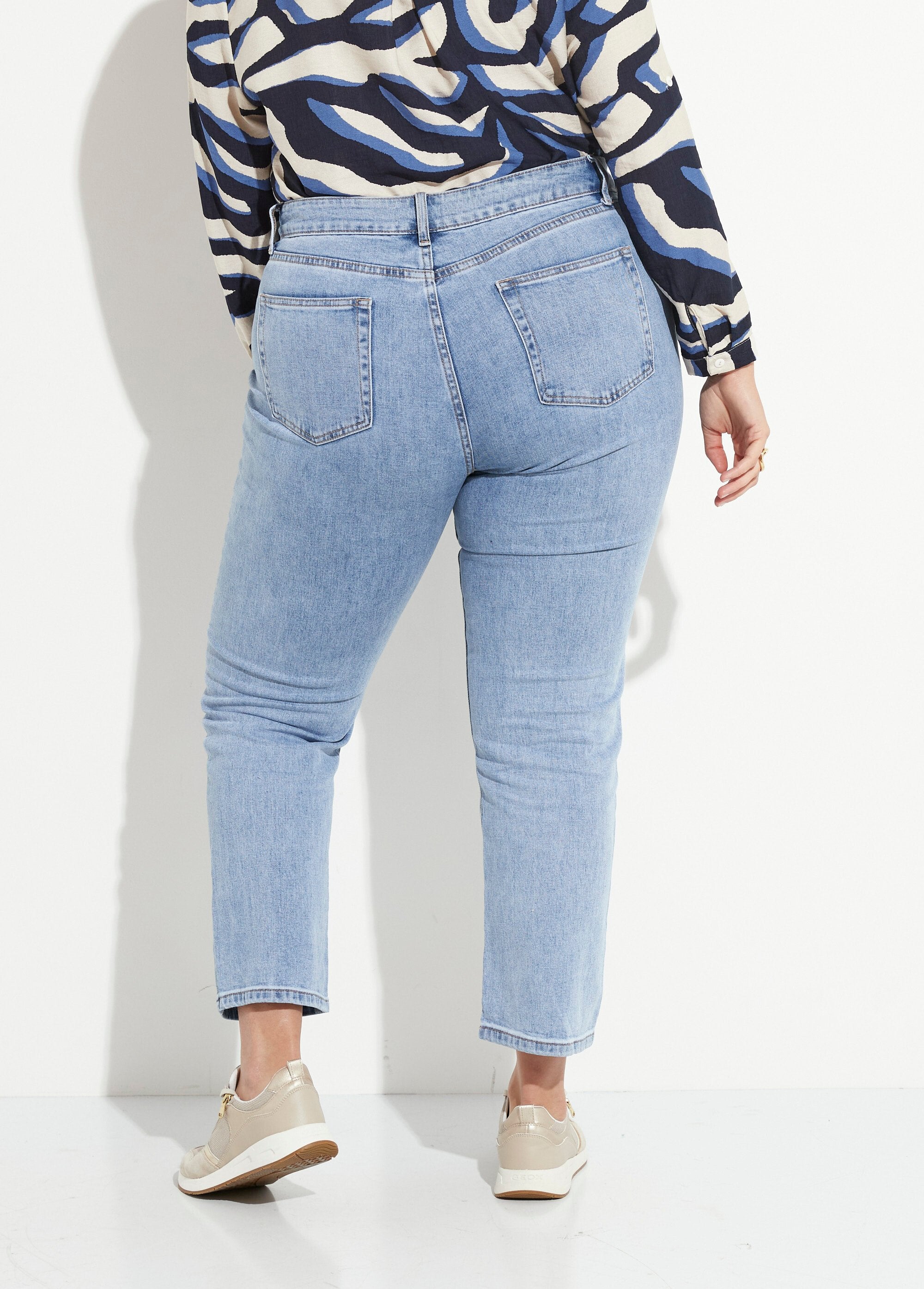 Denim_mom_jeans,_PLUS_SIZE_special_Light_denim_DE1_curvy