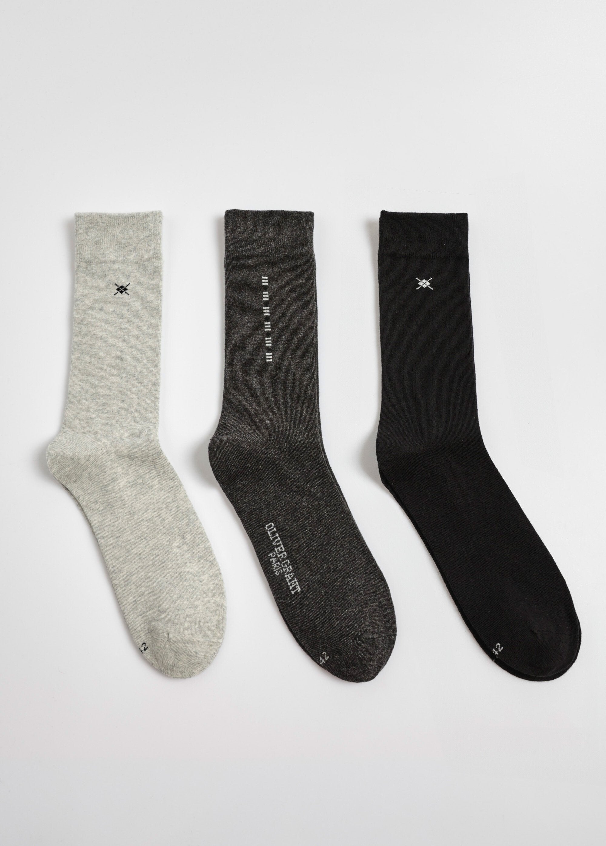 Pair_of_socks_with_small_patterns_Black_matching_DE1_slim