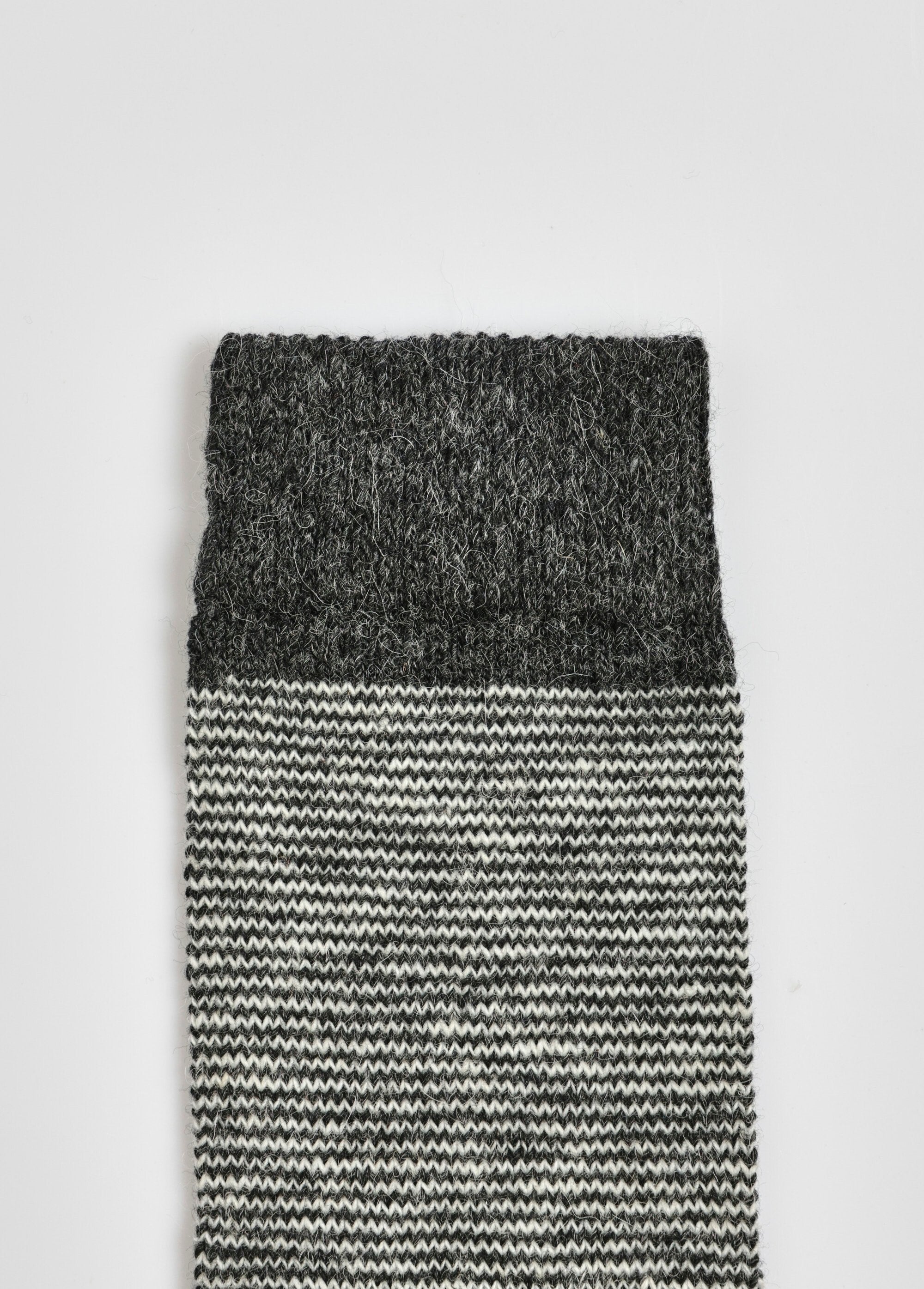 Pair_of_warm_striped_socks_with_wool_Gray_DE2_slim