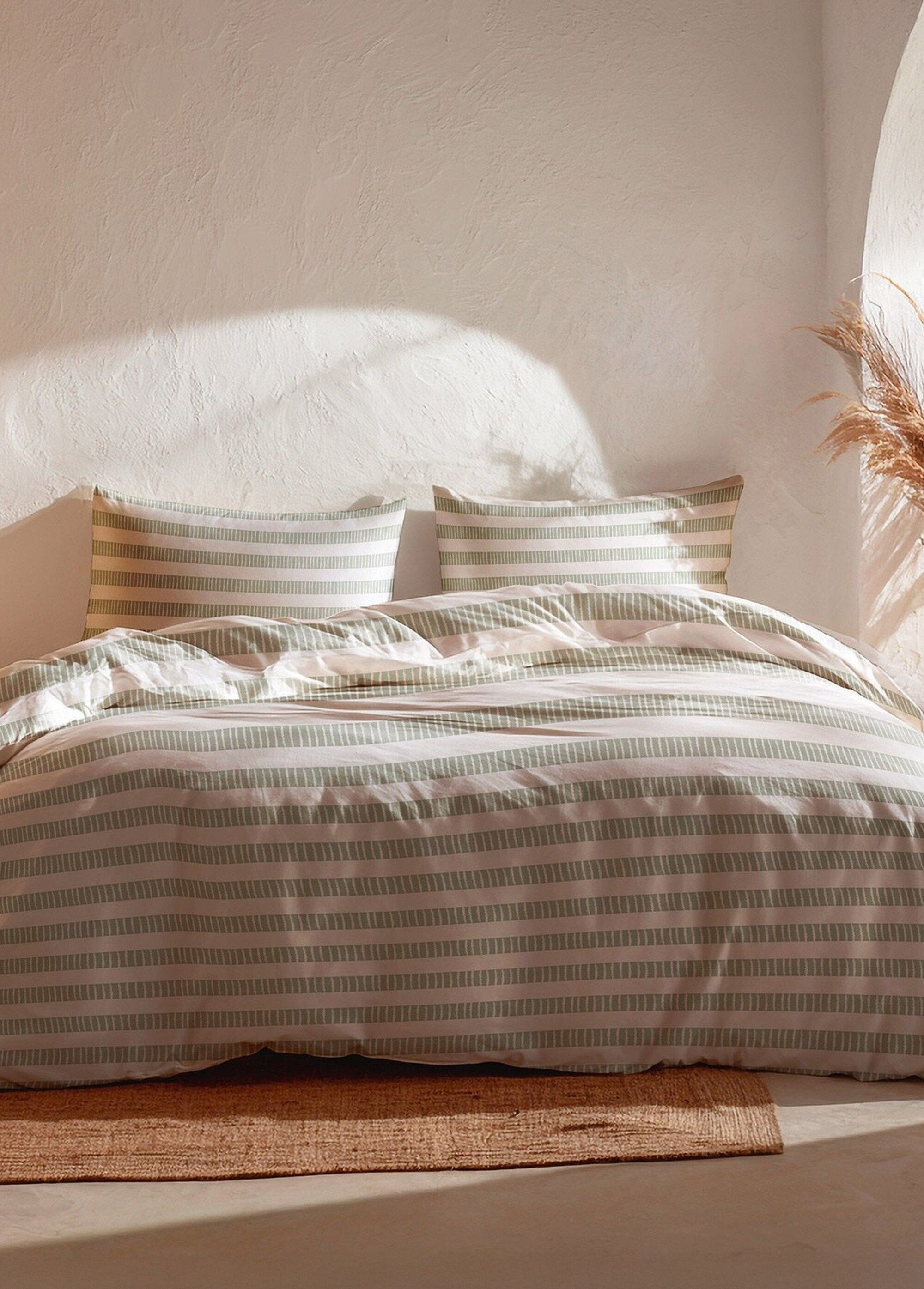 Cotton_bed_linen,_stylized_stripes_White_and_green_DE1_slim