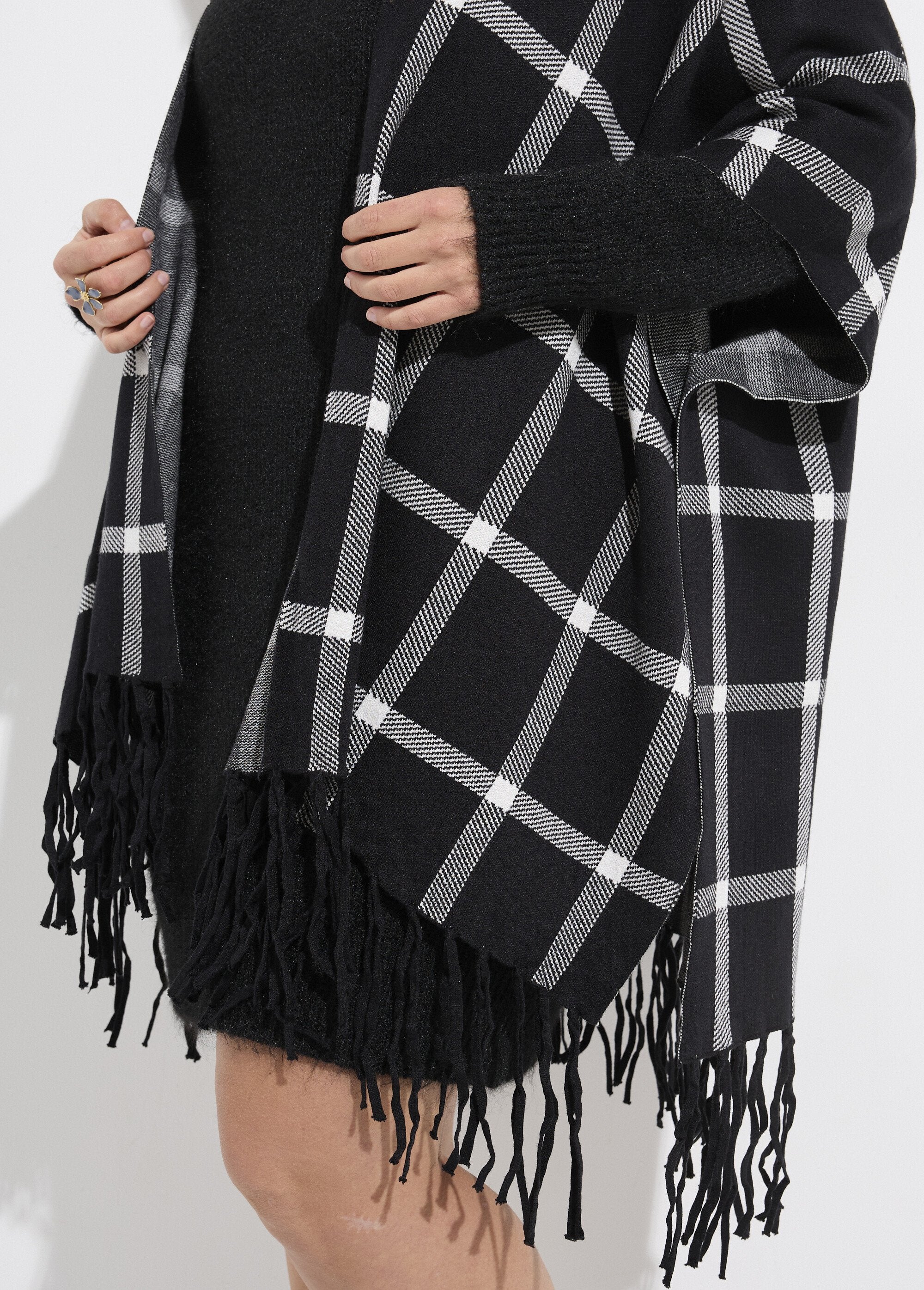 Knitted_cape_poncho_with_check_pattern_Black_tiles_DE1_curvy