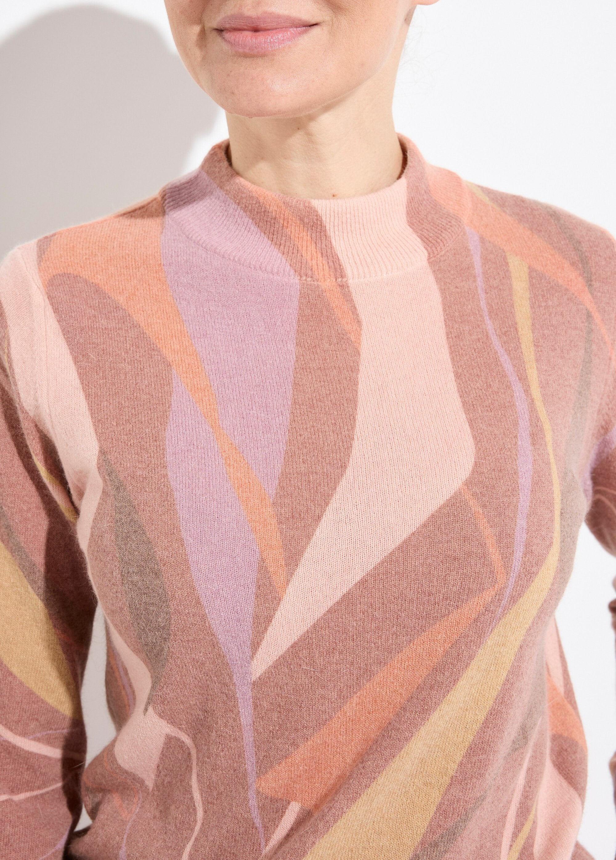 Fine,_warm,_high-neck_sweater_with_wool_and_printed_angora_Hazelnut_and_beige_DE1_slim