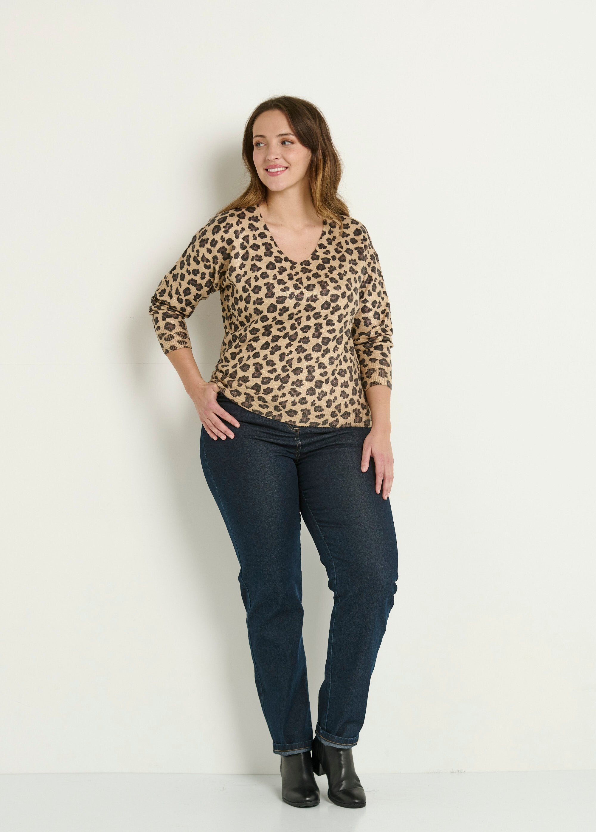 Leopard_V-neck_metallic_knit_sweater_Leopard_SF1_curvy