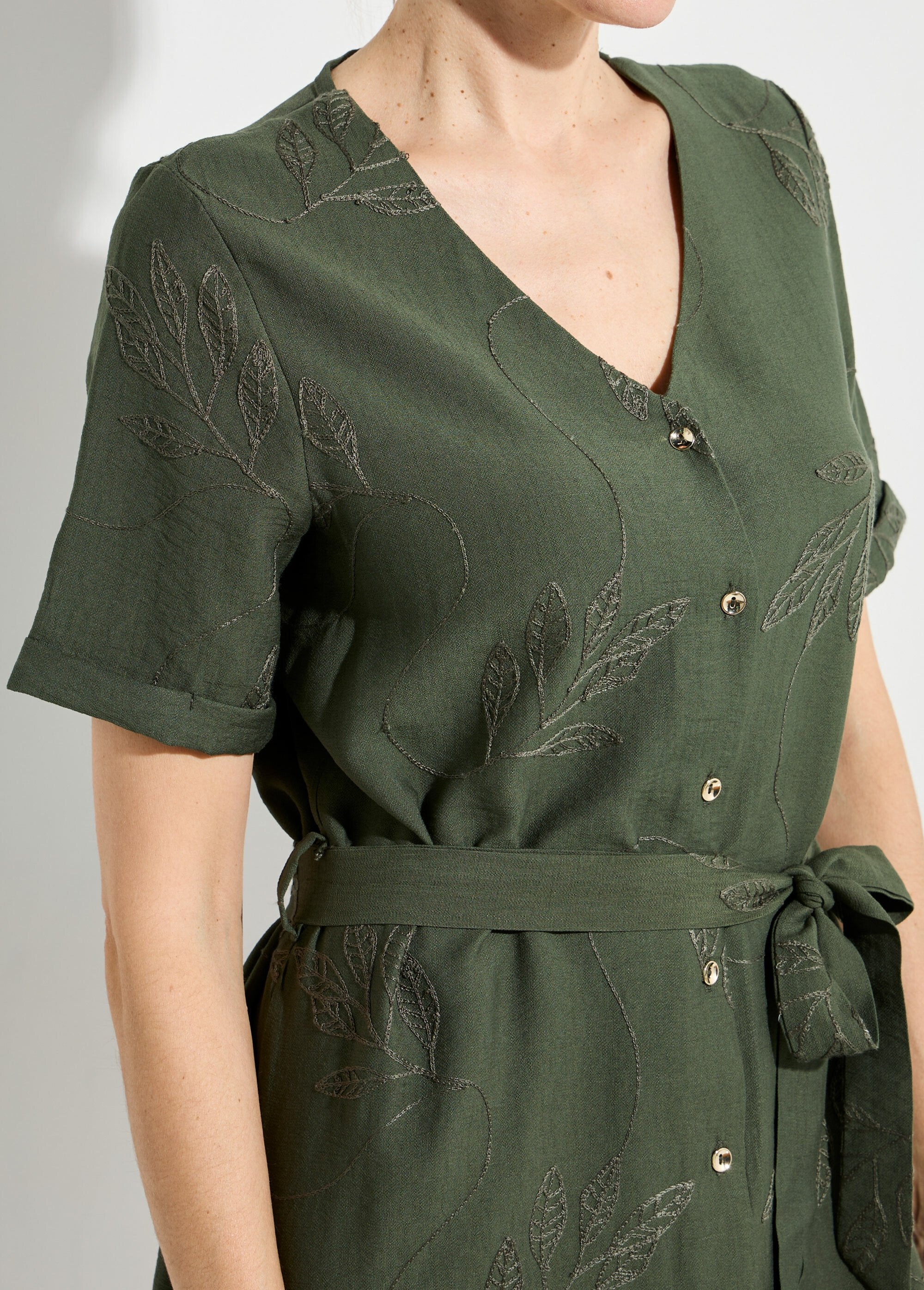 V-neck_shirt_dress,_embroidered_with_foliage_Khaki_DE1_slim