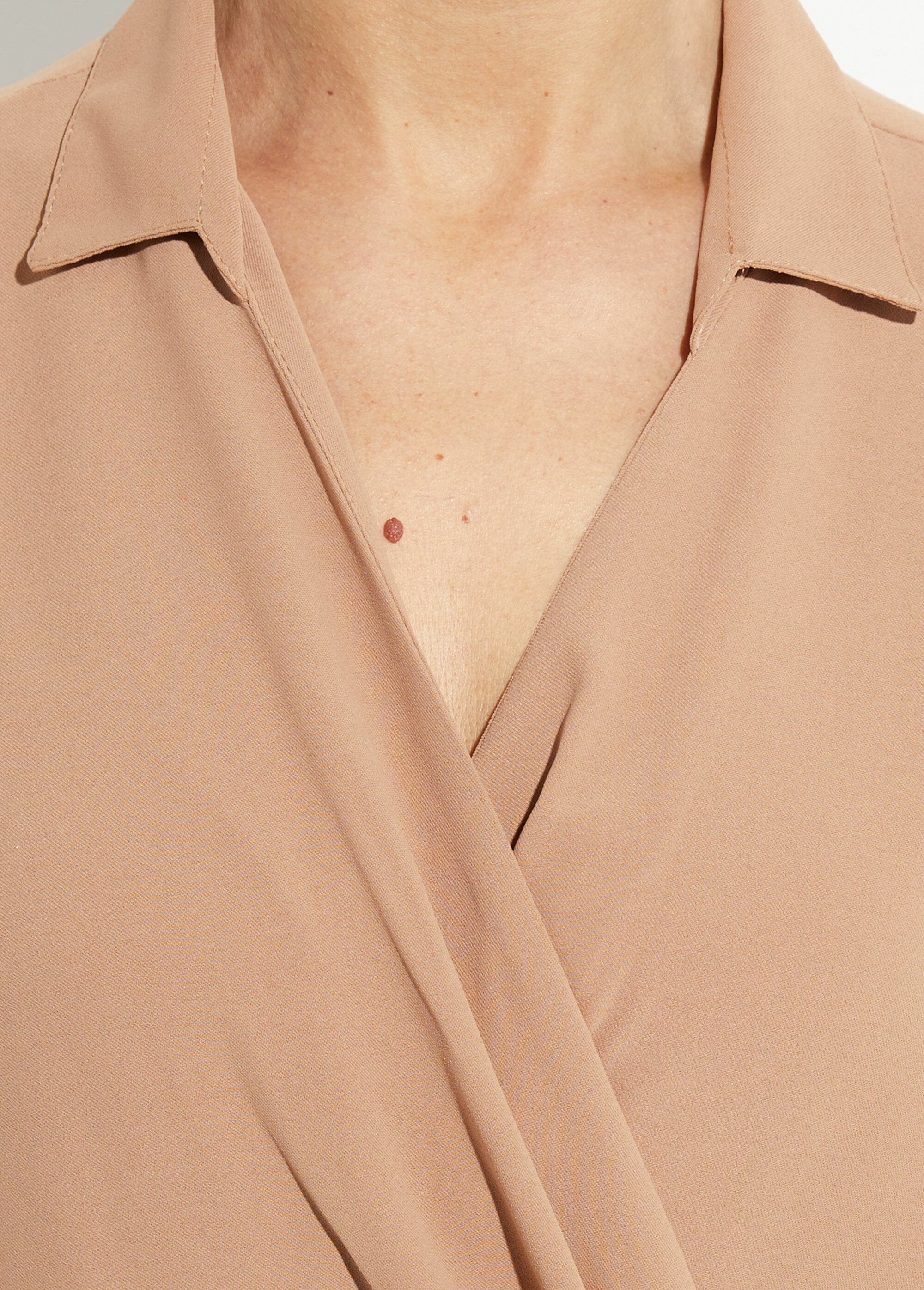 V-neck_dress_with_short_sleeves,_Essential_camel_DE1_slim