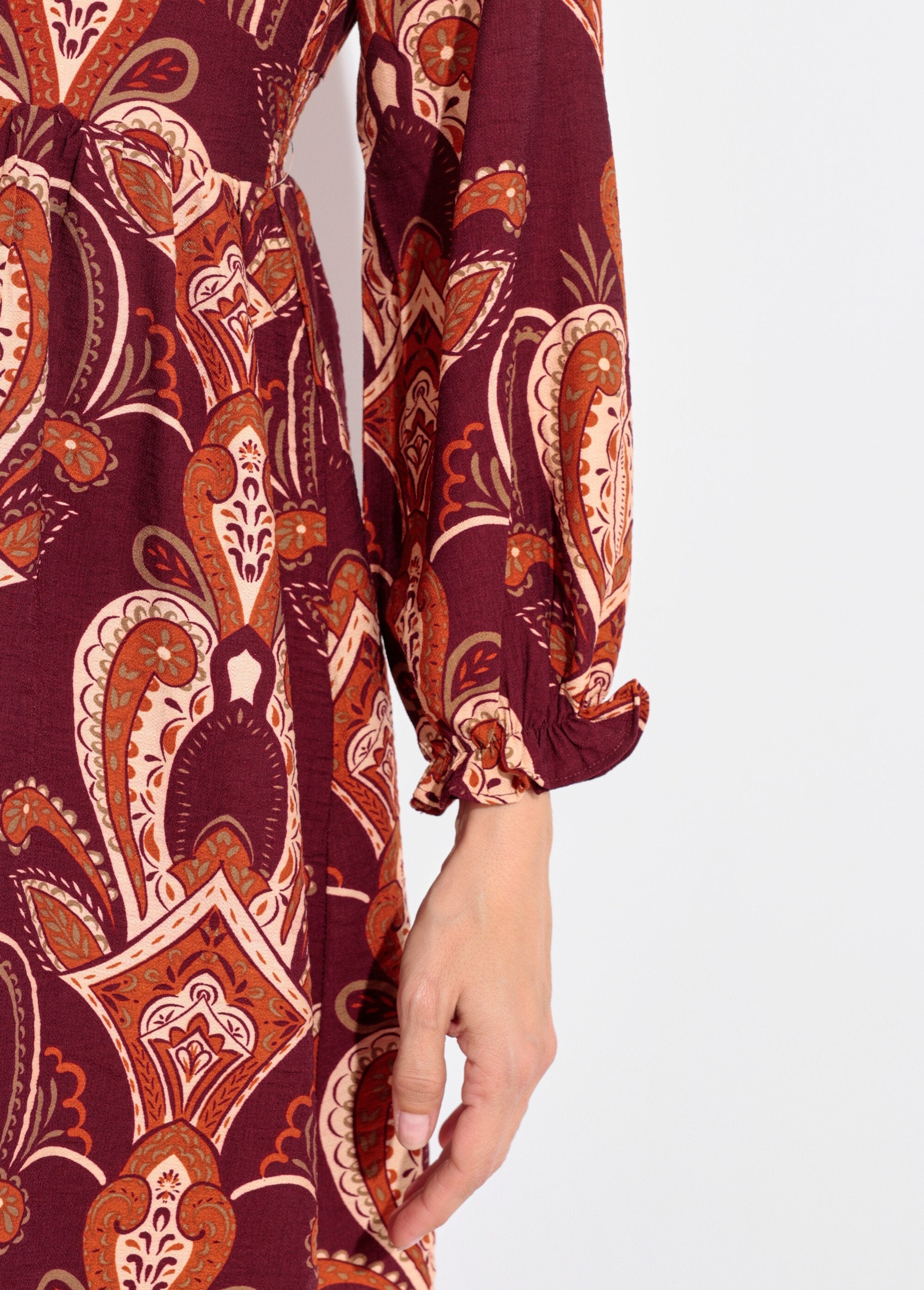 Short_paisley_print_V-neck_dress_Bordeaux_DE2_slim