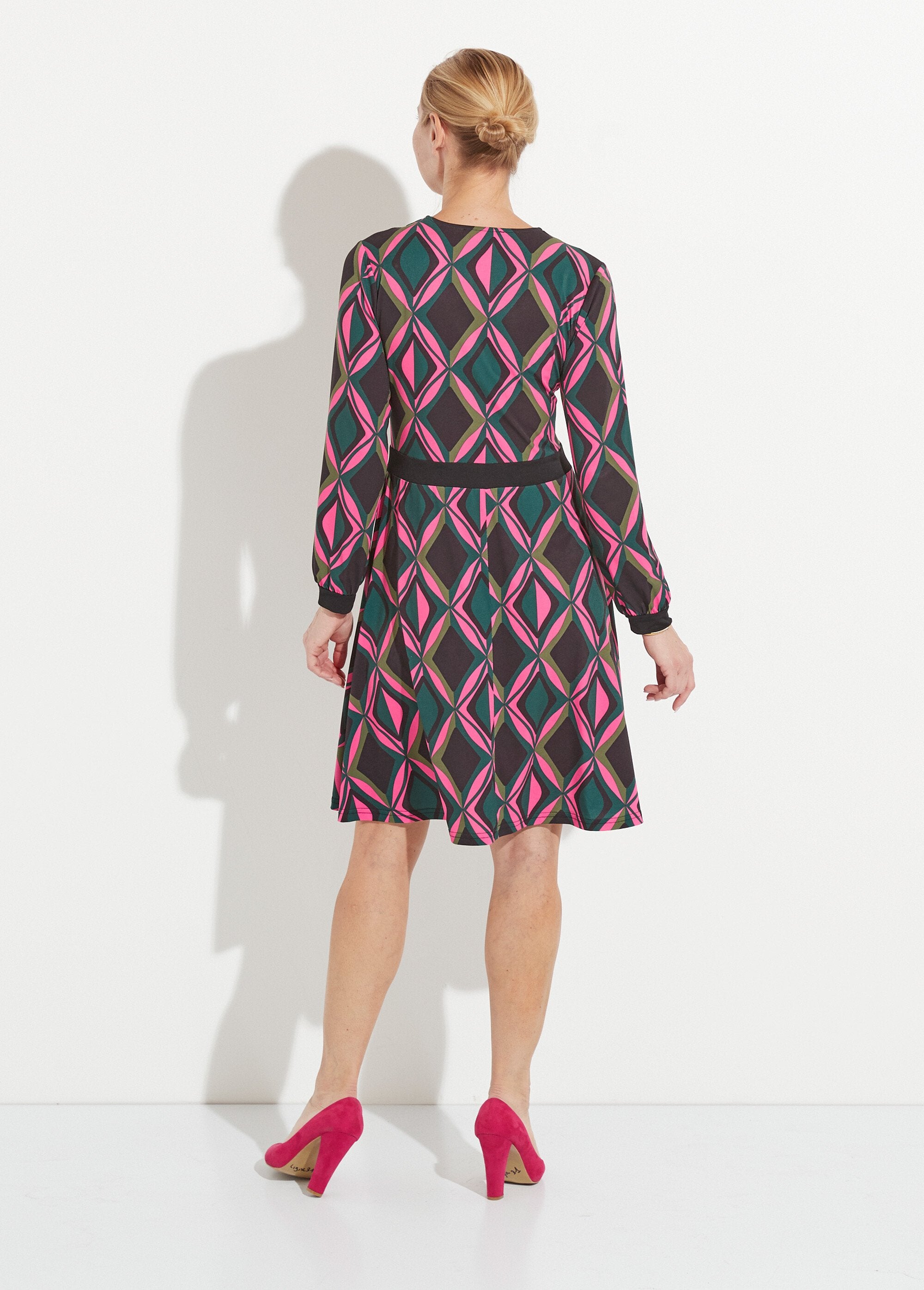Short_graphic_flared_dress_with_V-neck_Pink_and_green_DO1_slim