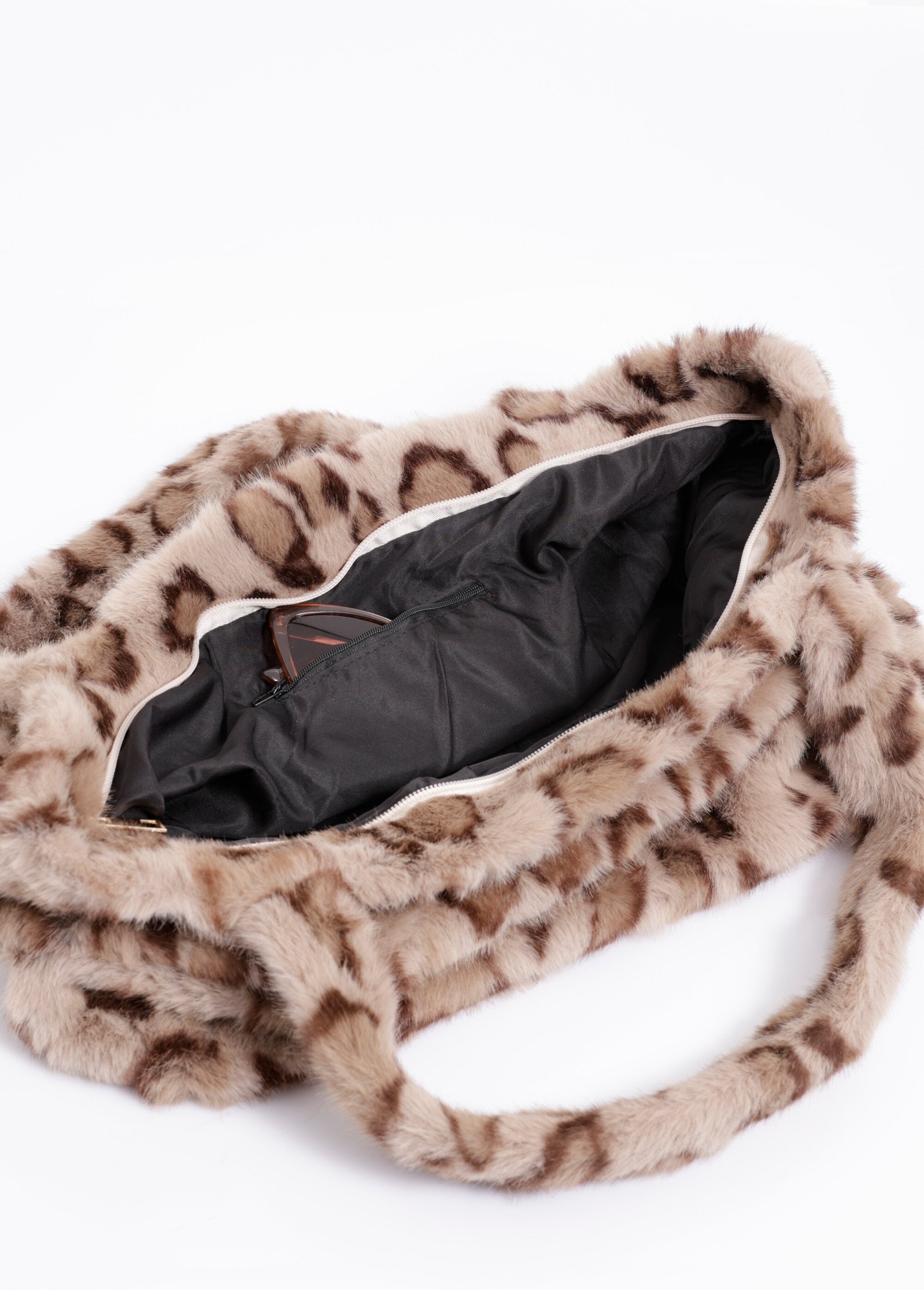 Faux_fur_bag,_leopard_print_Beige_DE1_slim
