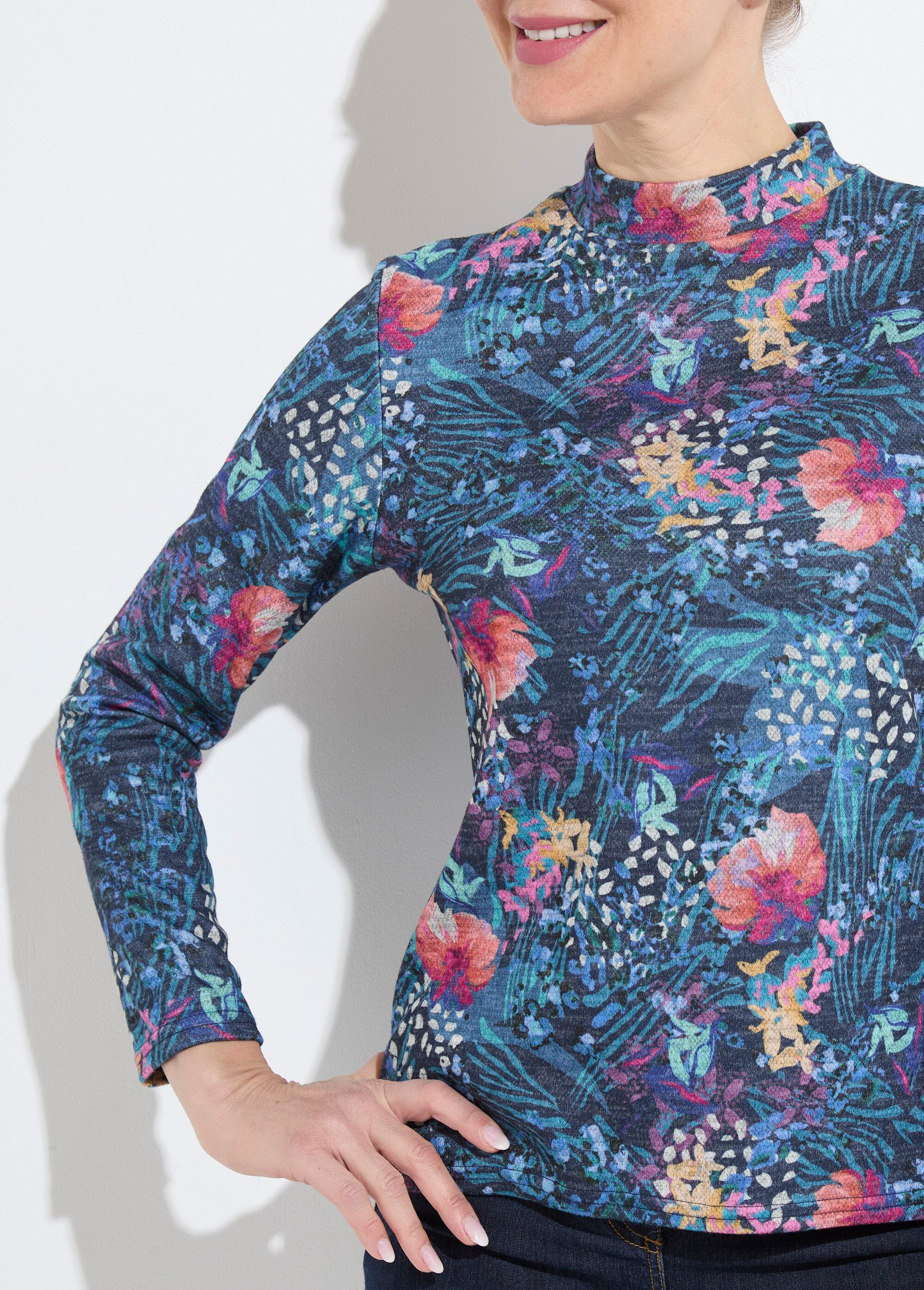 Short_warm_undershirt_with_high_collar_Blackcurrant_and_blue_DE1_slim