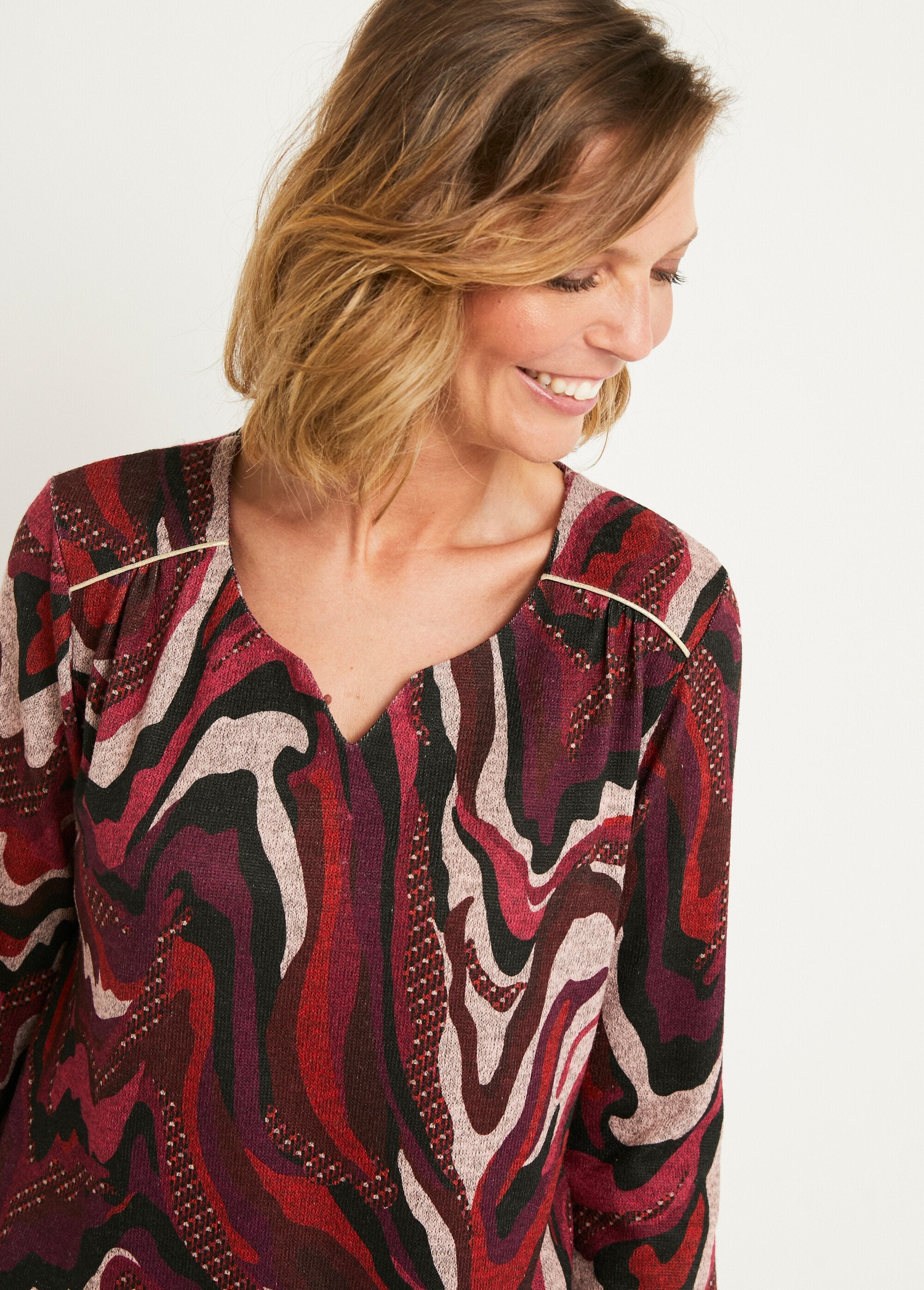 Long_flared_round_neck_graphic_print_t-shirt_Blackcurrant_print_DE1_slim