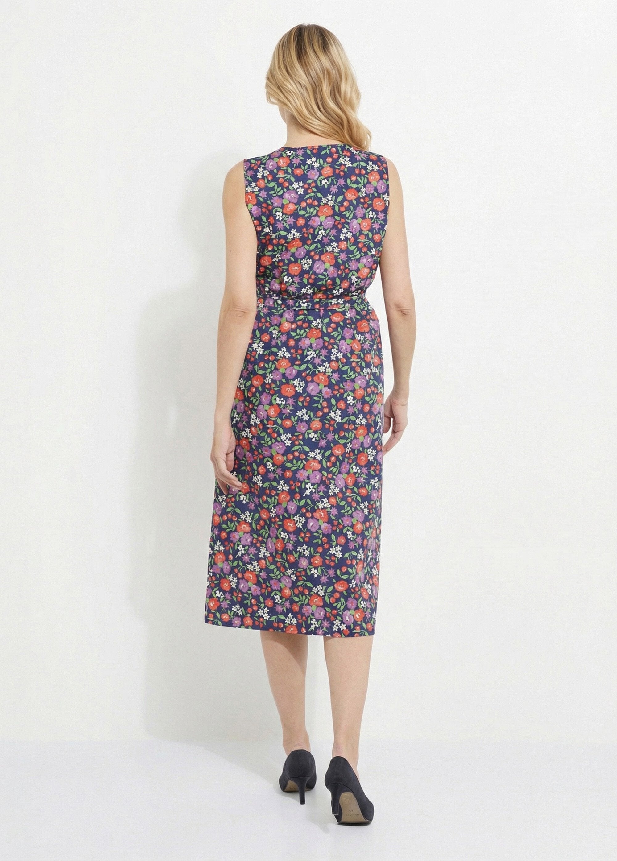 Sleeveless_buttoned_apron_with_floral_print_Marine_DO1_slim