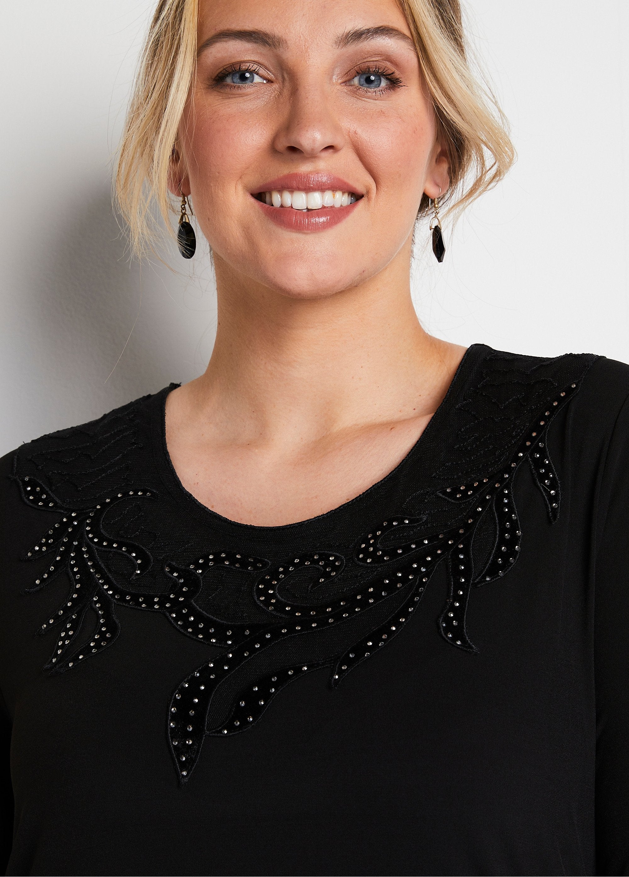 Short_round_neck_rhinestone_embroidered_fishnet_t-shirt_Black_DE1_curvy