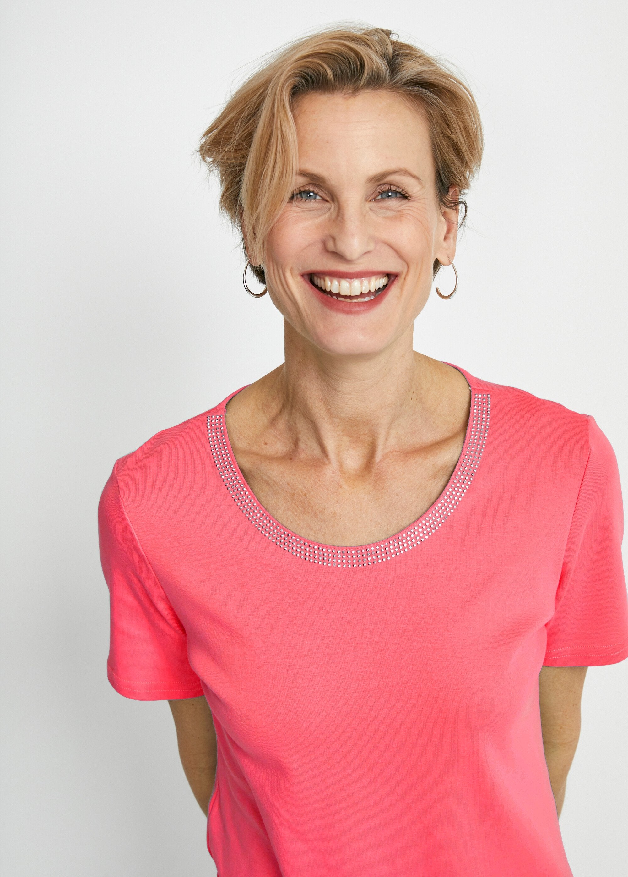 Fancy_studded_short_sleeve_t-shirt_Coral_DE1_slim