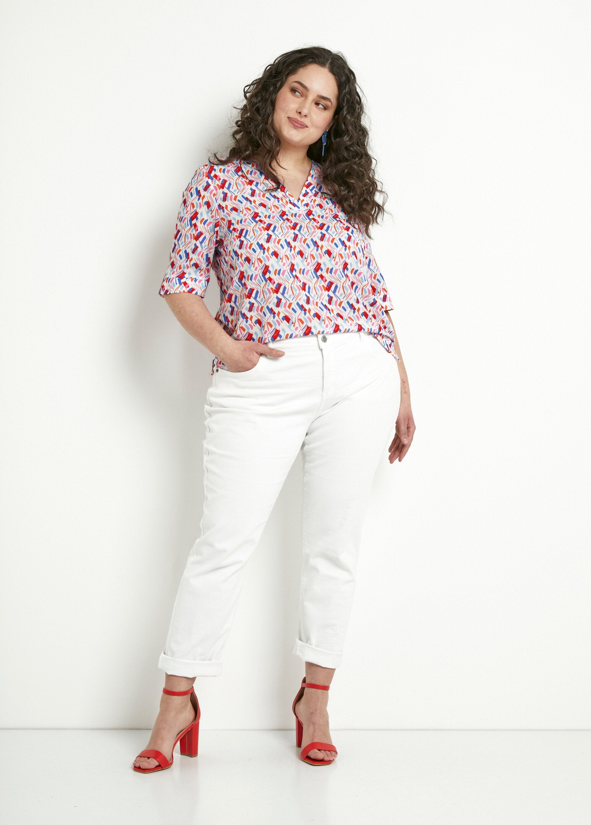 Straight_V-neck_tunic_with_short_printed_sleeves_Blue_and_pink_SF1_curvy