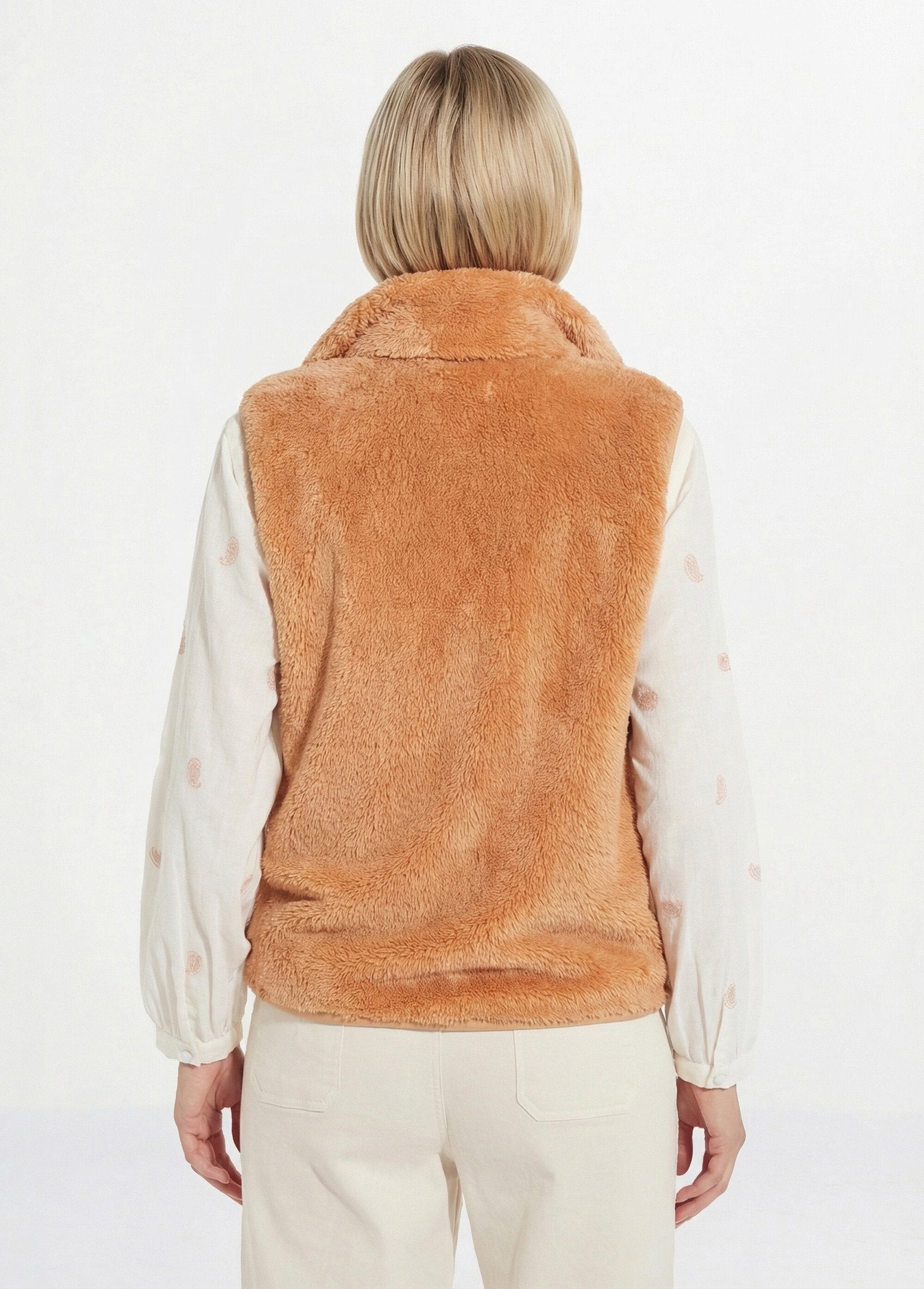 Sleeveless_faux_fur_jacket_with_stand-up_collar_Chamois_DO1_slim