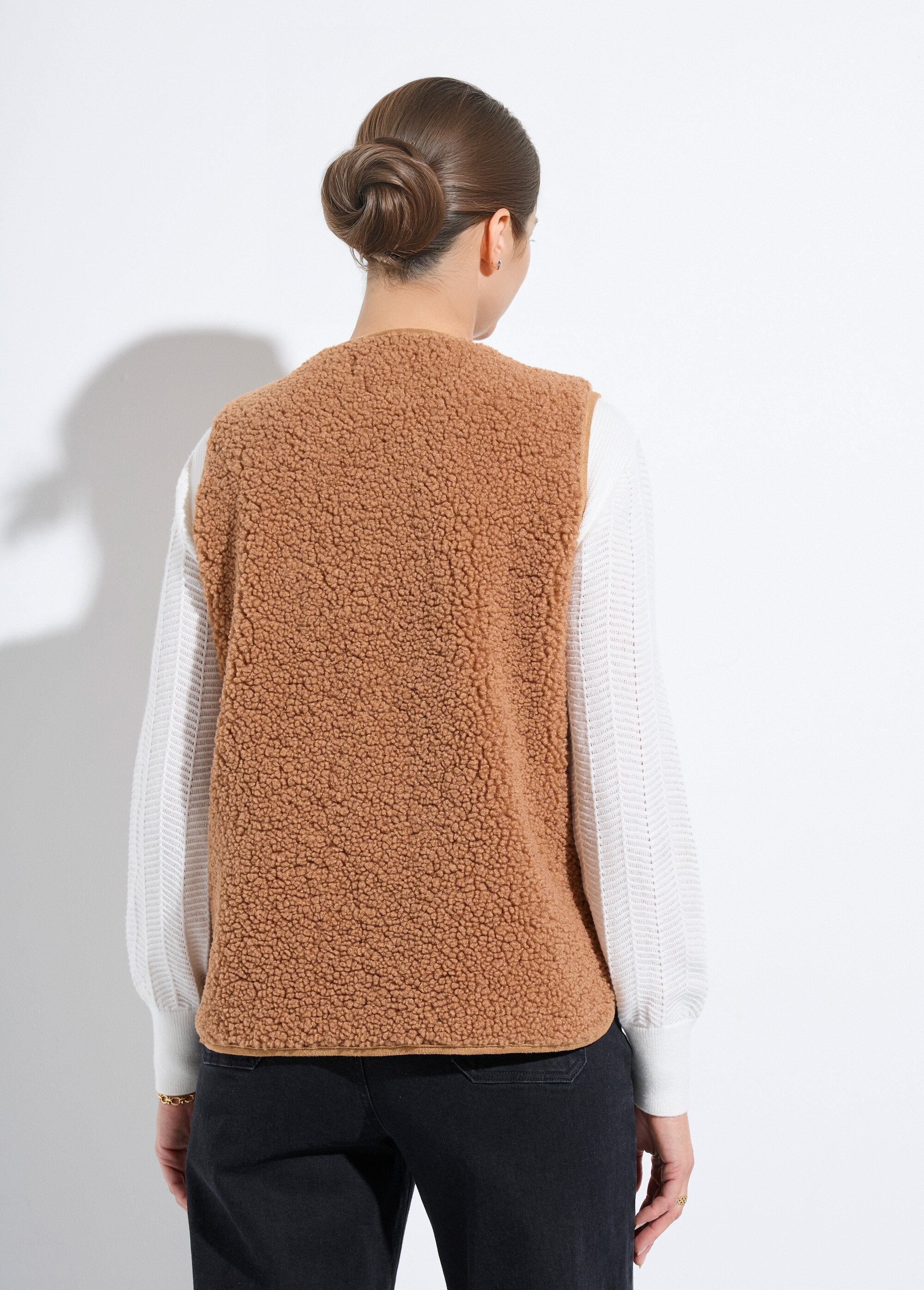 Sleeveless_jacket_in_sherpa_with_velvety_interior_Caramel_DO1_slim