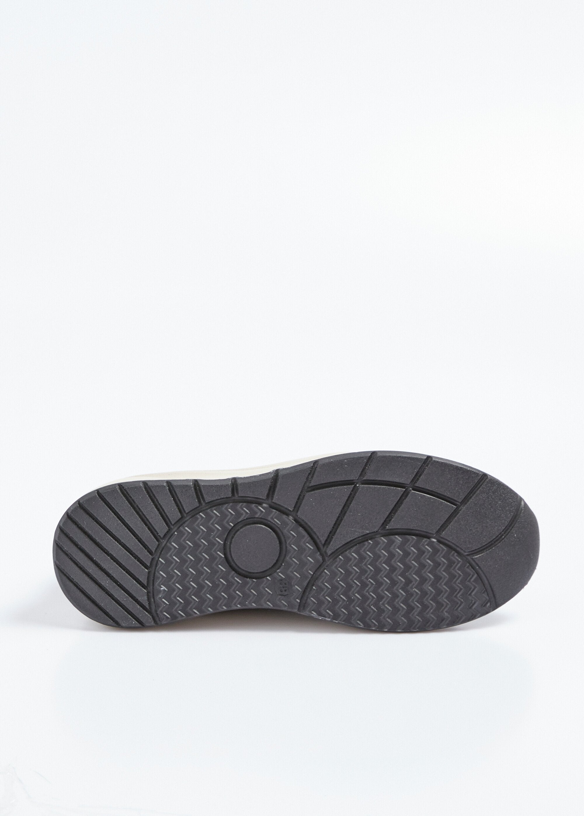 Baskets_sportswear_en_cuir_multimatières_Marron_UN1_slim