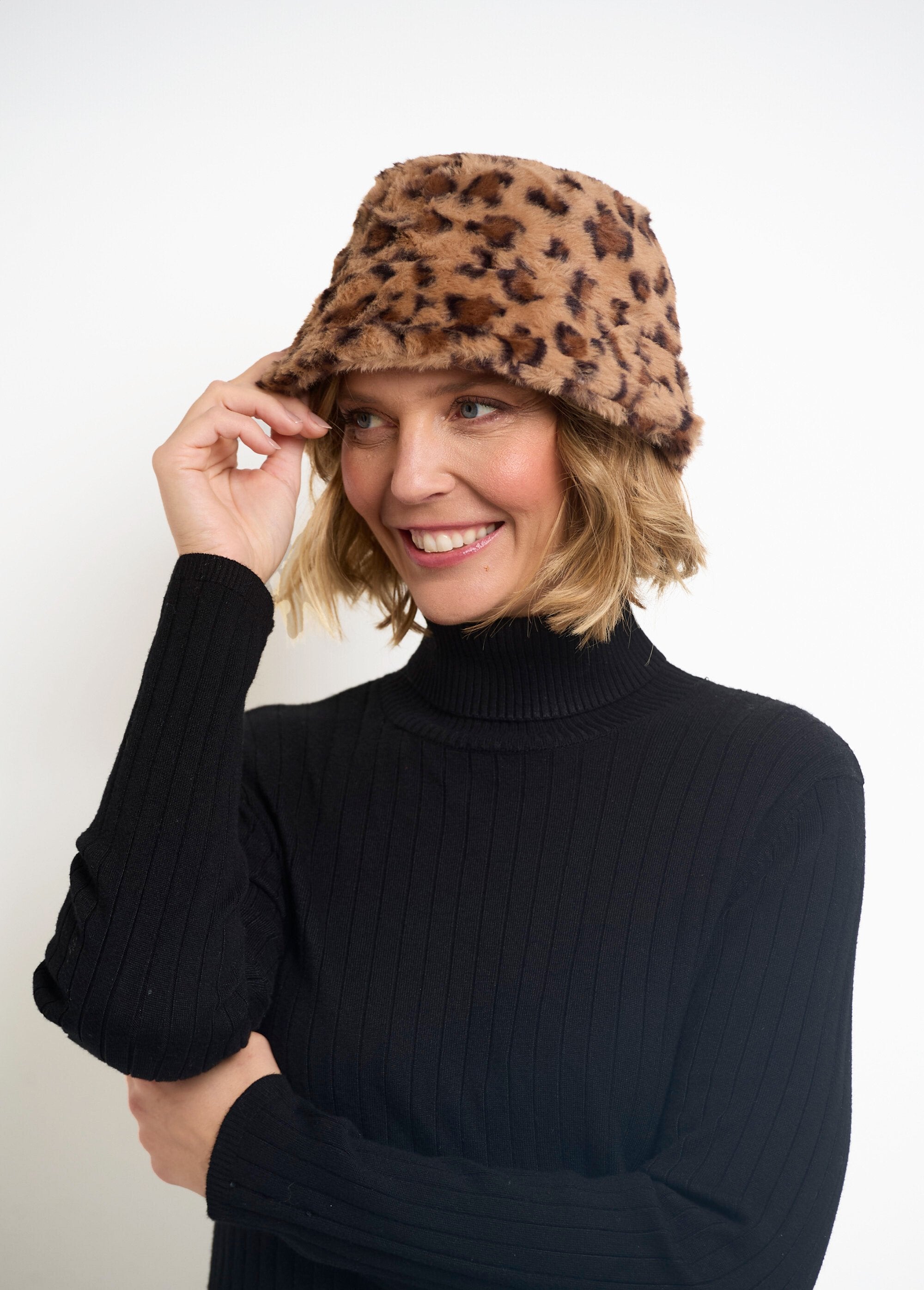 Bob_in_leopard_print_faux_fur_Leopard_FA1_slim