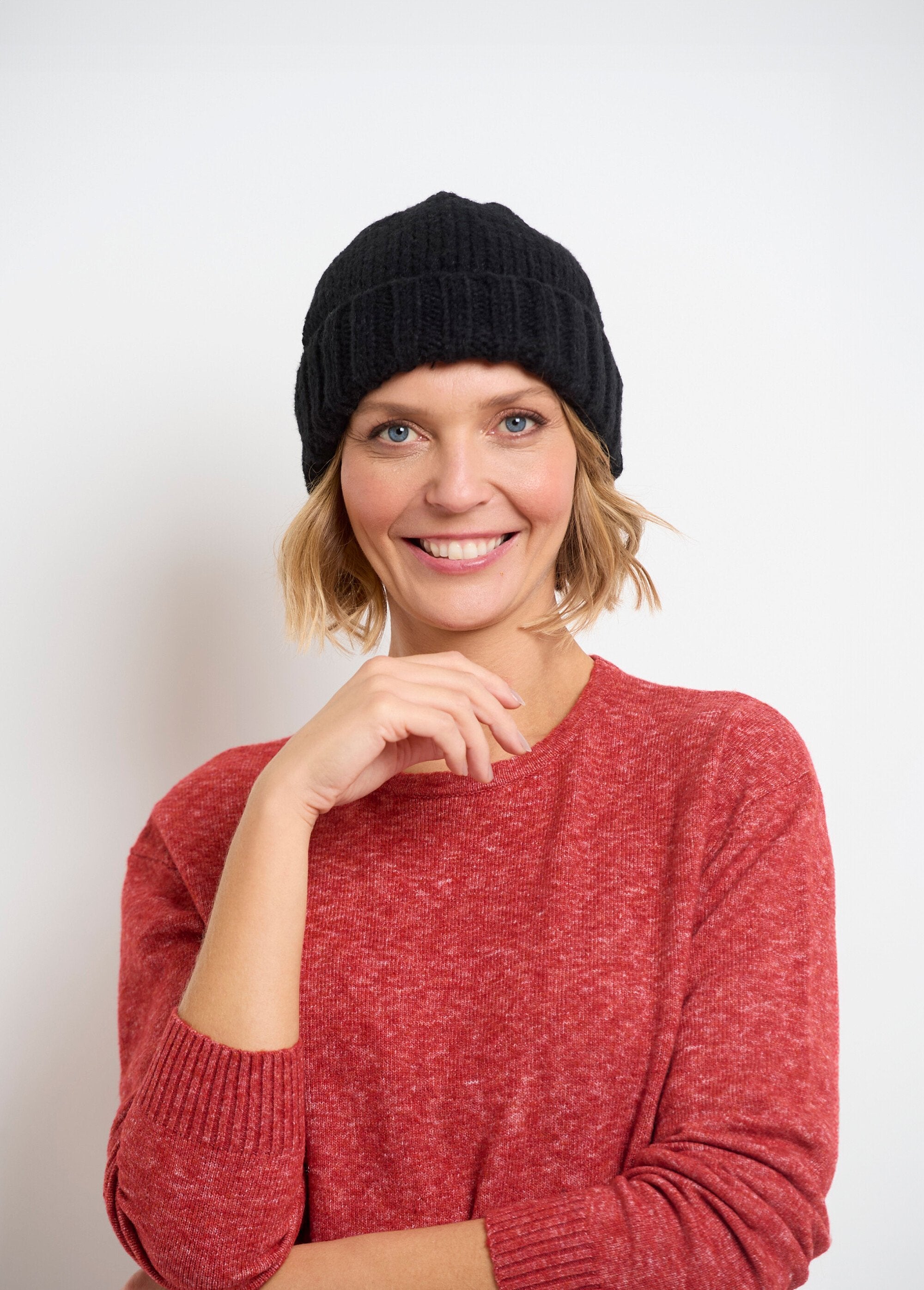 Thick_knit_hat_with_cuff_Black_FA1_slim