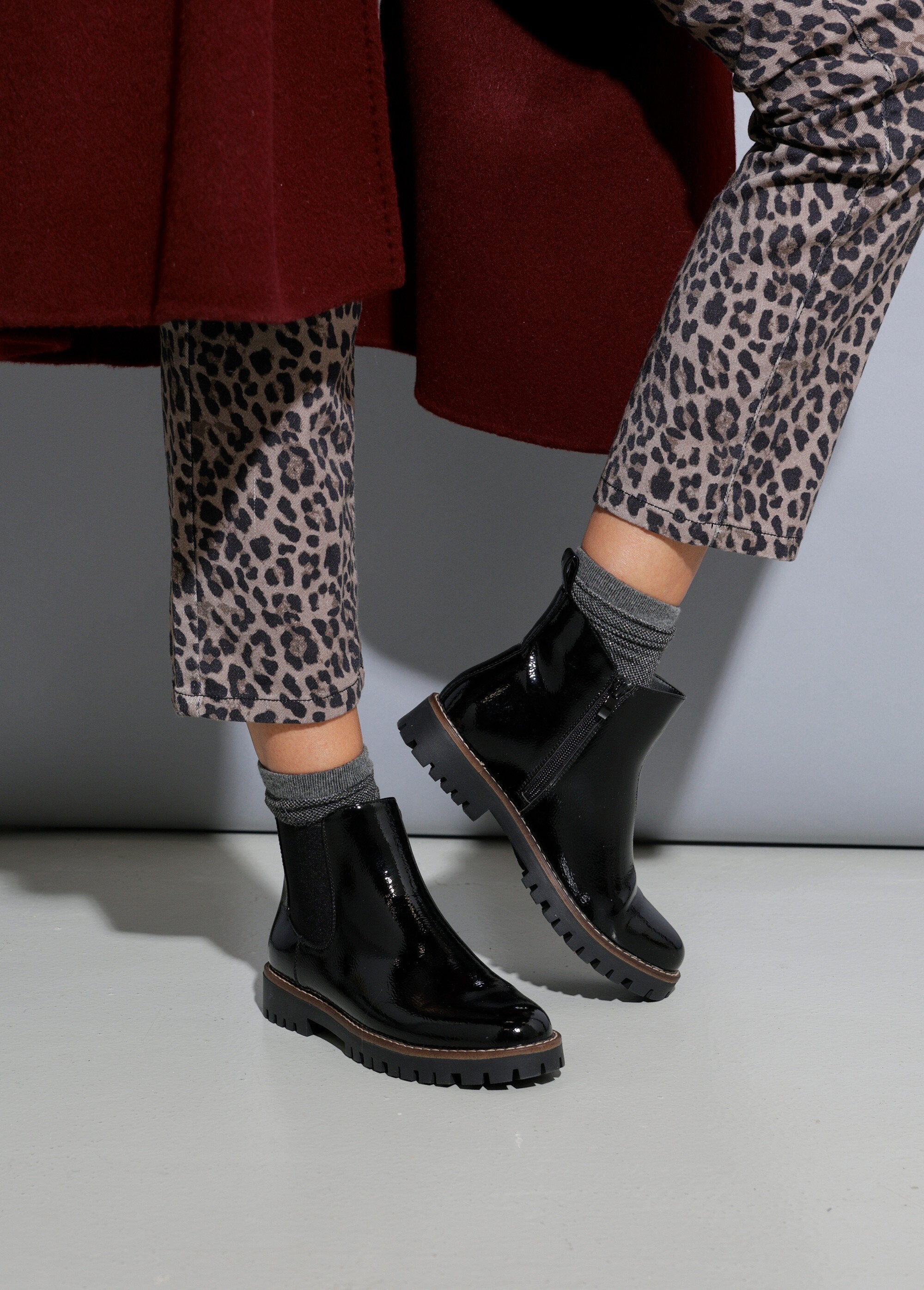 Chelsea_boots_with_comfort_width_lugged_sole_Black_SF1_slim