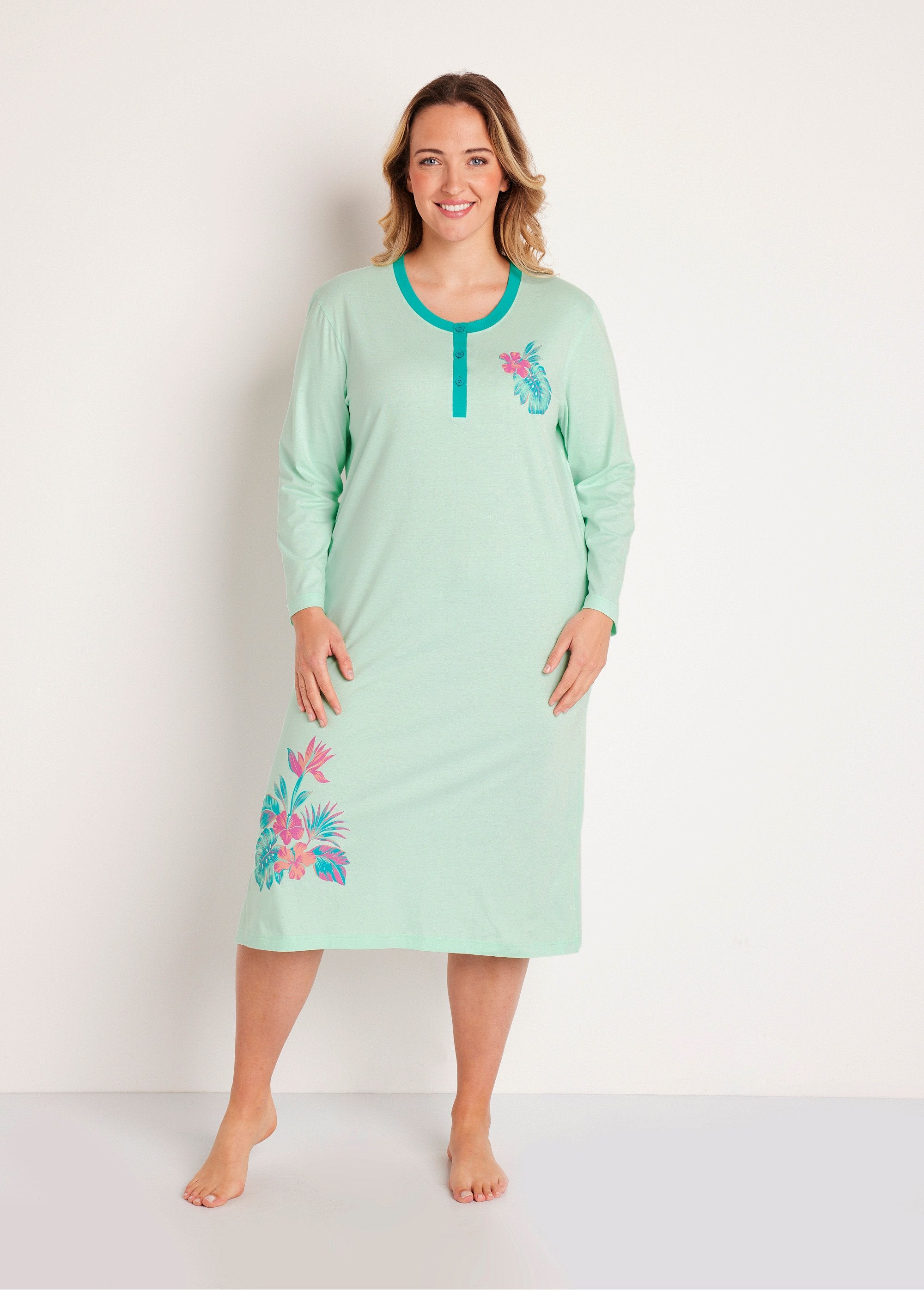 Plain_cotton_nightgown_with_pattern_Tropical_print_FA1_curvy