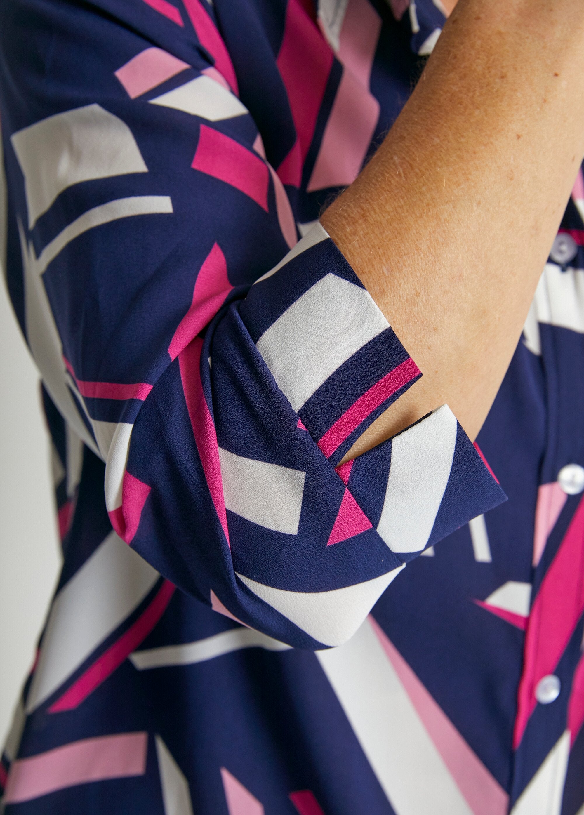 Straight_graphic_blouse_with_3/4_sleeves_Navy_and_fuchsia_DE1_slim