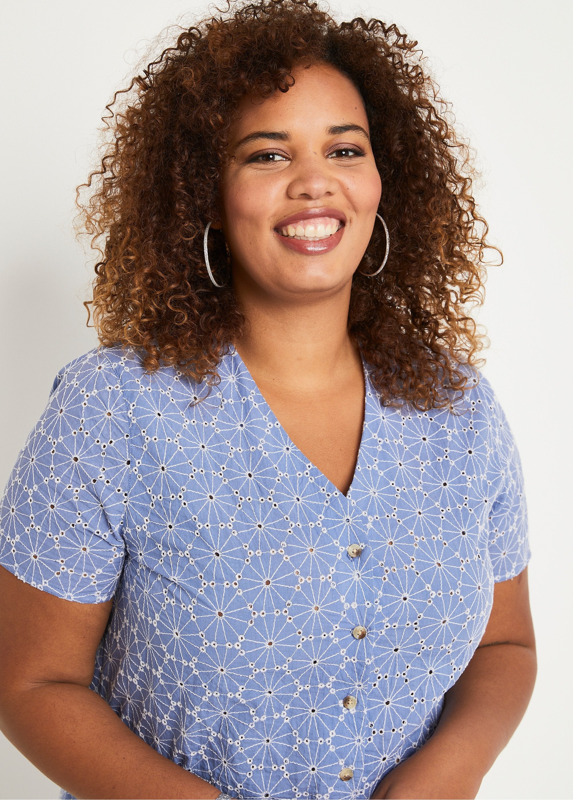 Long_embroidered_V-neck_blouse_Blue_and_white_DE1_curvy