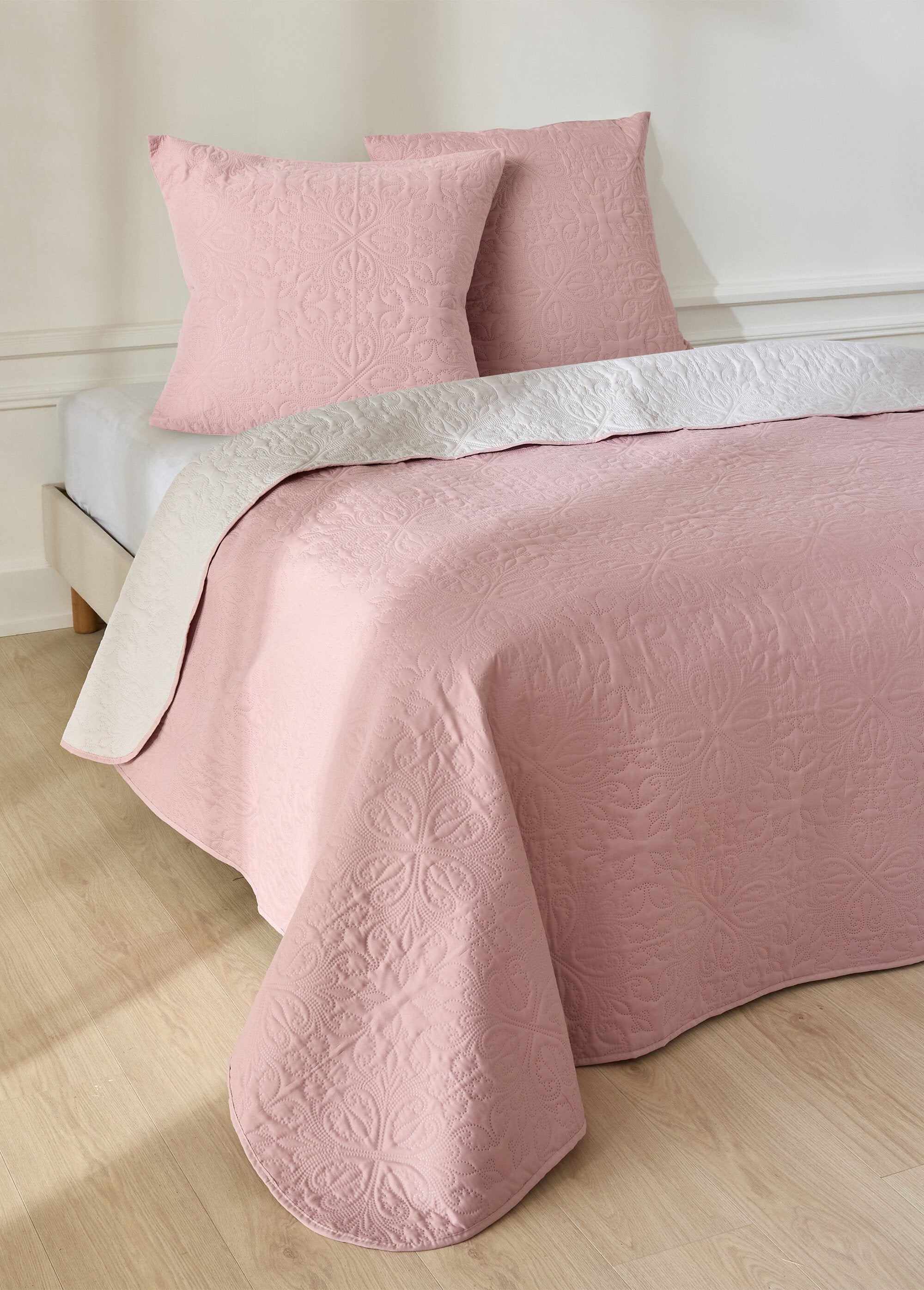 Couvre-lit_motif_floral_effet_relief_Bois_de_rose_FA1_slim