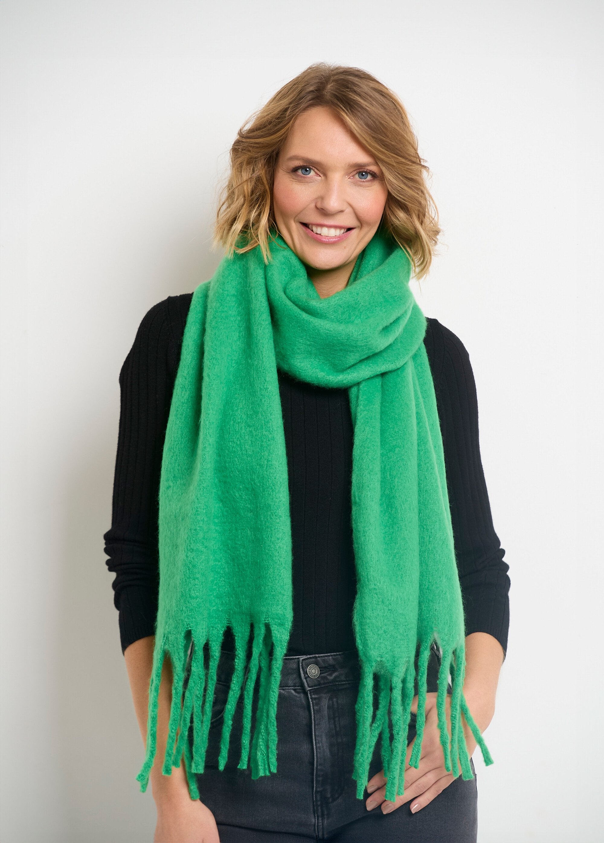 Thick_warm_plain_fluffy_scarf_Green_meadow_FA1_slim