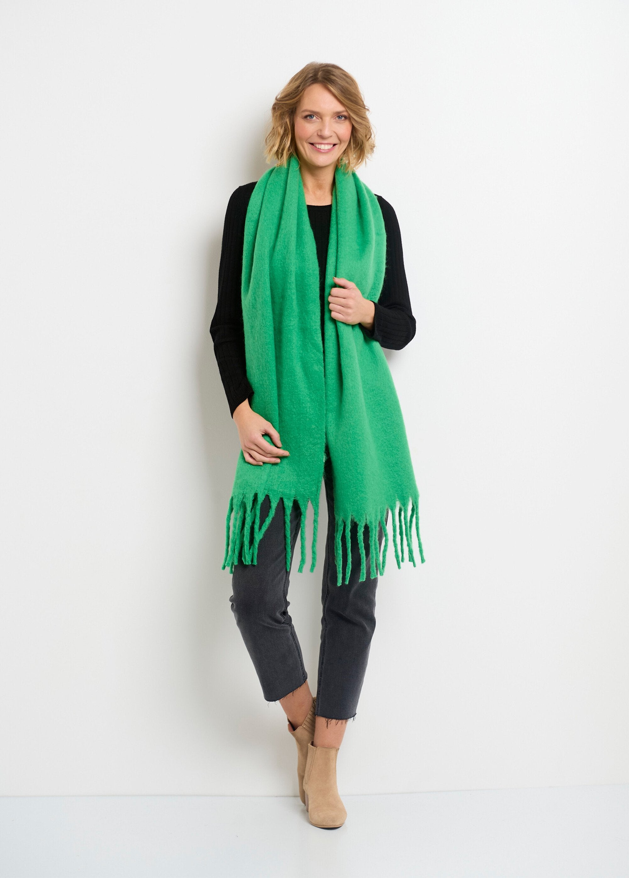 Thick_warm_plain_fluffy_scarf_Green_meadow_SF1_slim