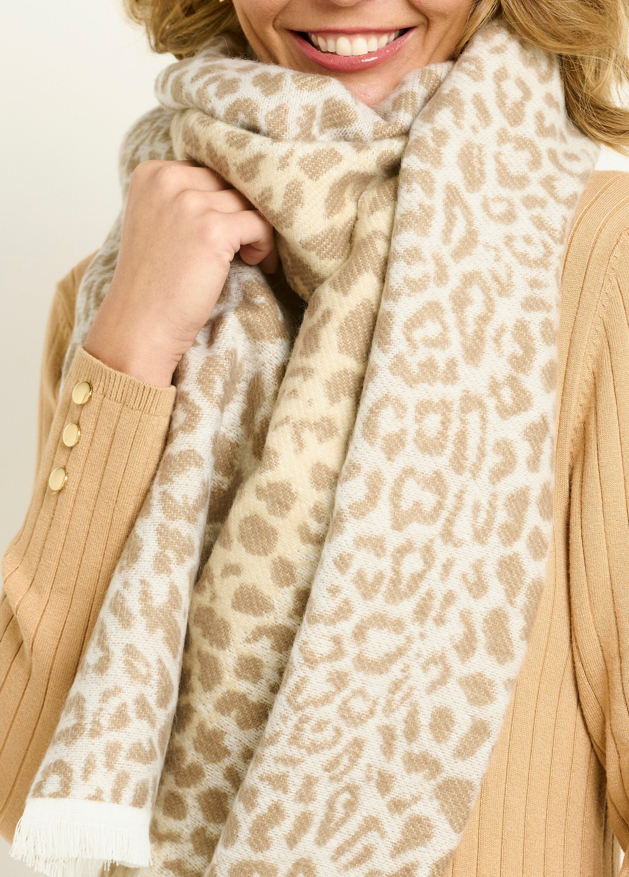 Large_warm_gradient_leopard_scarf_Taupe_and_ecru_DE1_slim