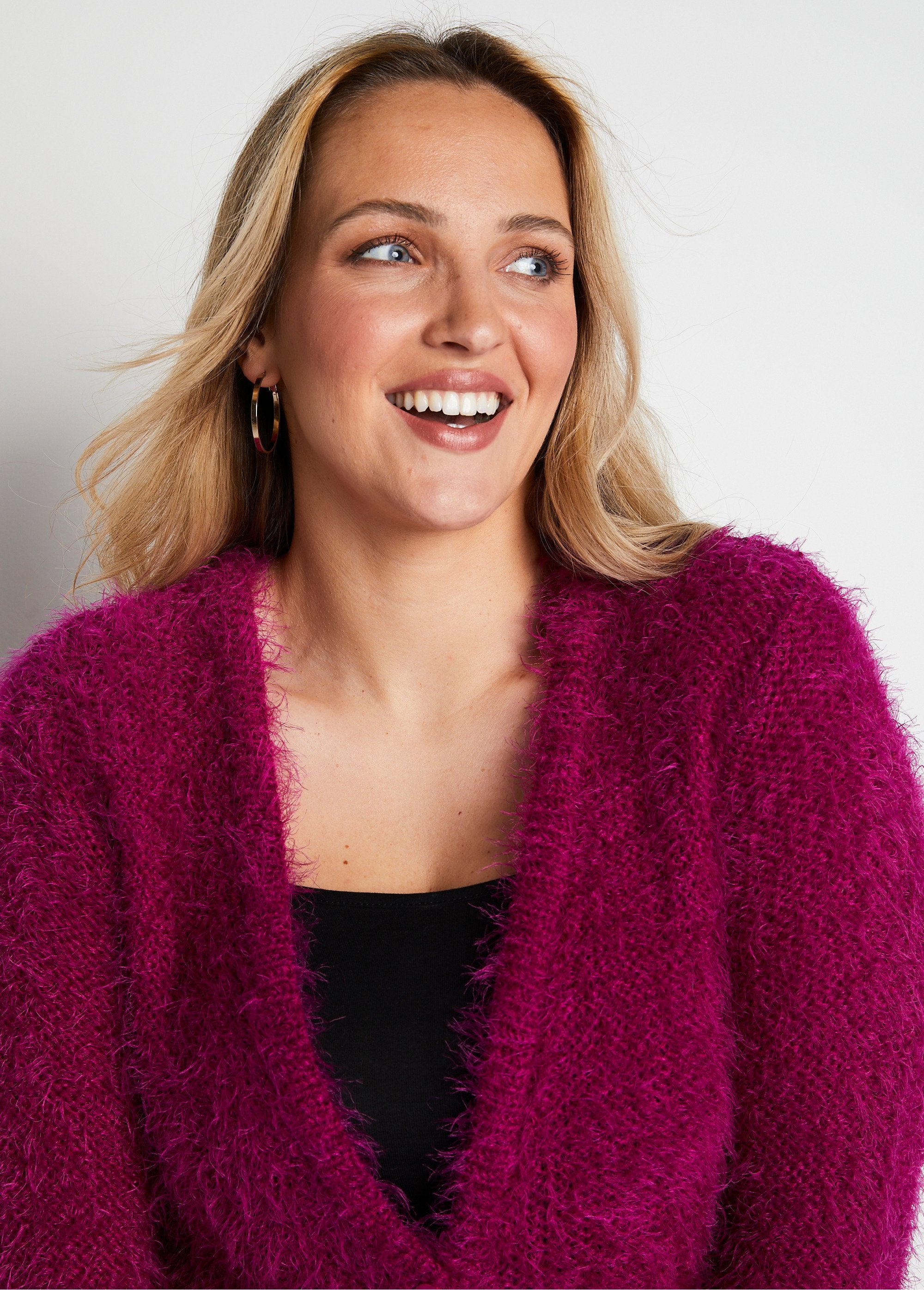 Soft_knit_mid-length_buttoned_cardigan_Fuchsia_DE1_curvy