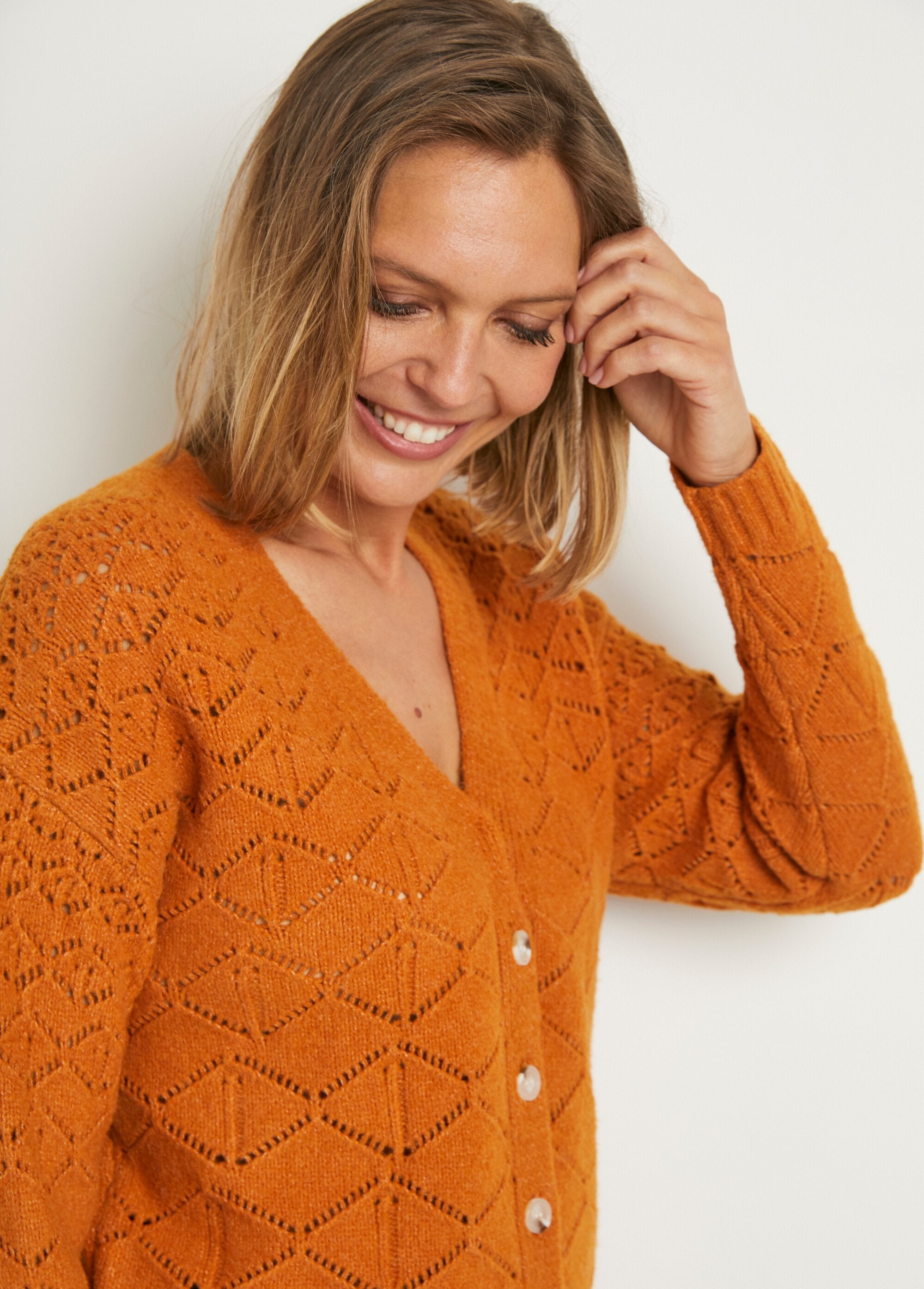 Short_openwork_V-neck_buttoned_cardigan,_plain_Caramel_DE1_slim