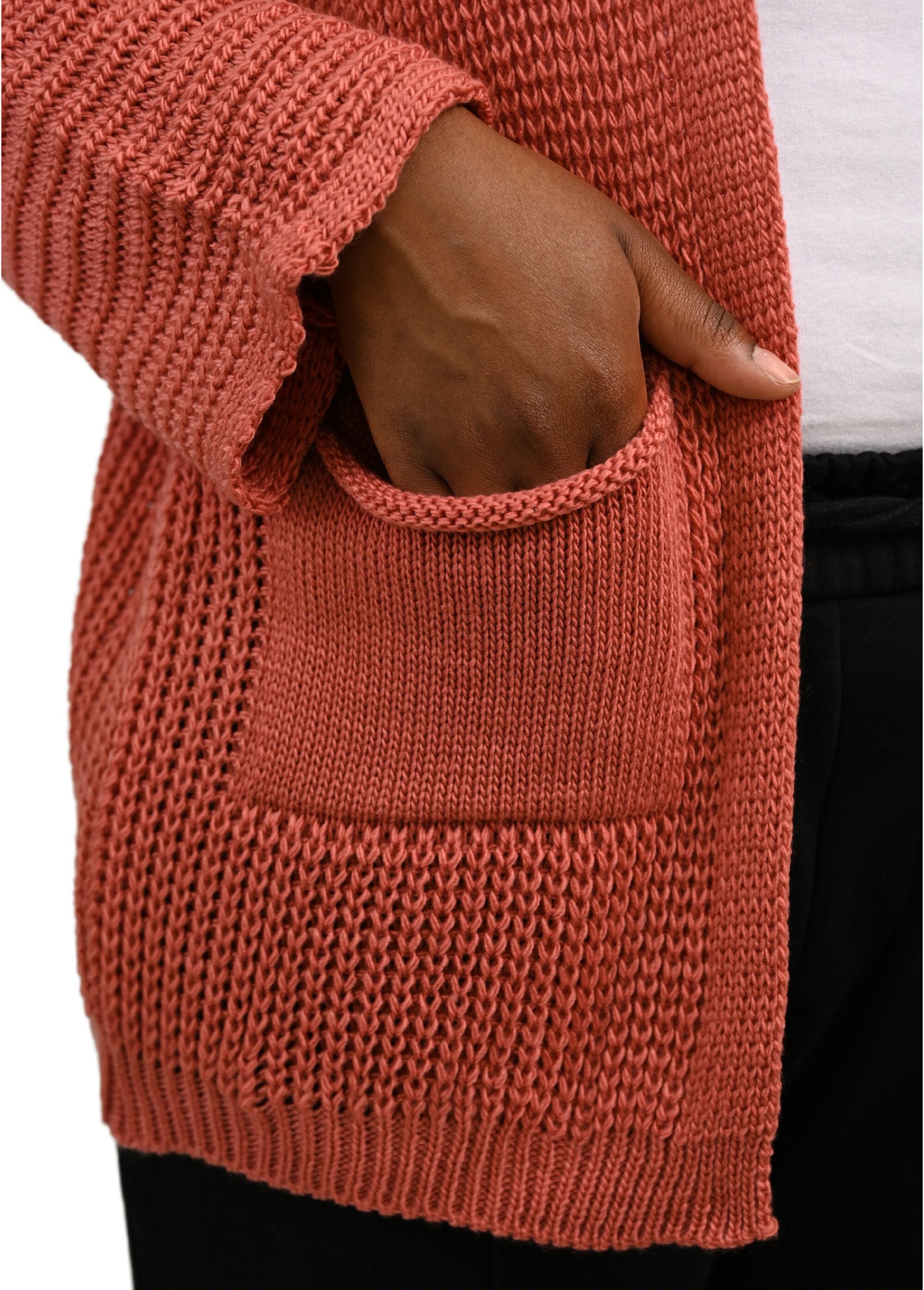 Long_knitted_vest_with_patch_pockets_Old_pink_DE1_curvy