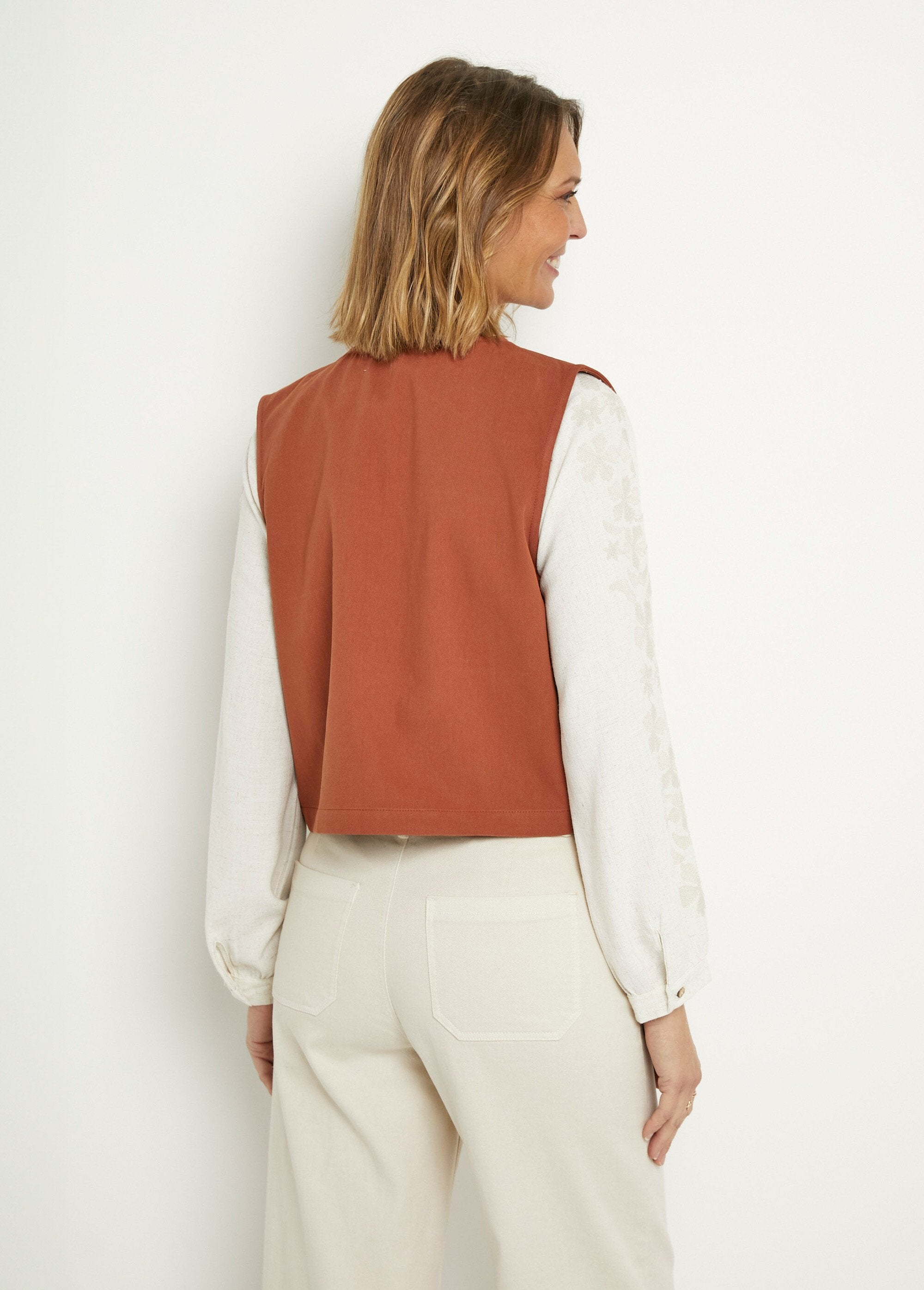 Gilet_sans_manches_brodé_style_scandinave_Paprika_DO1_slim