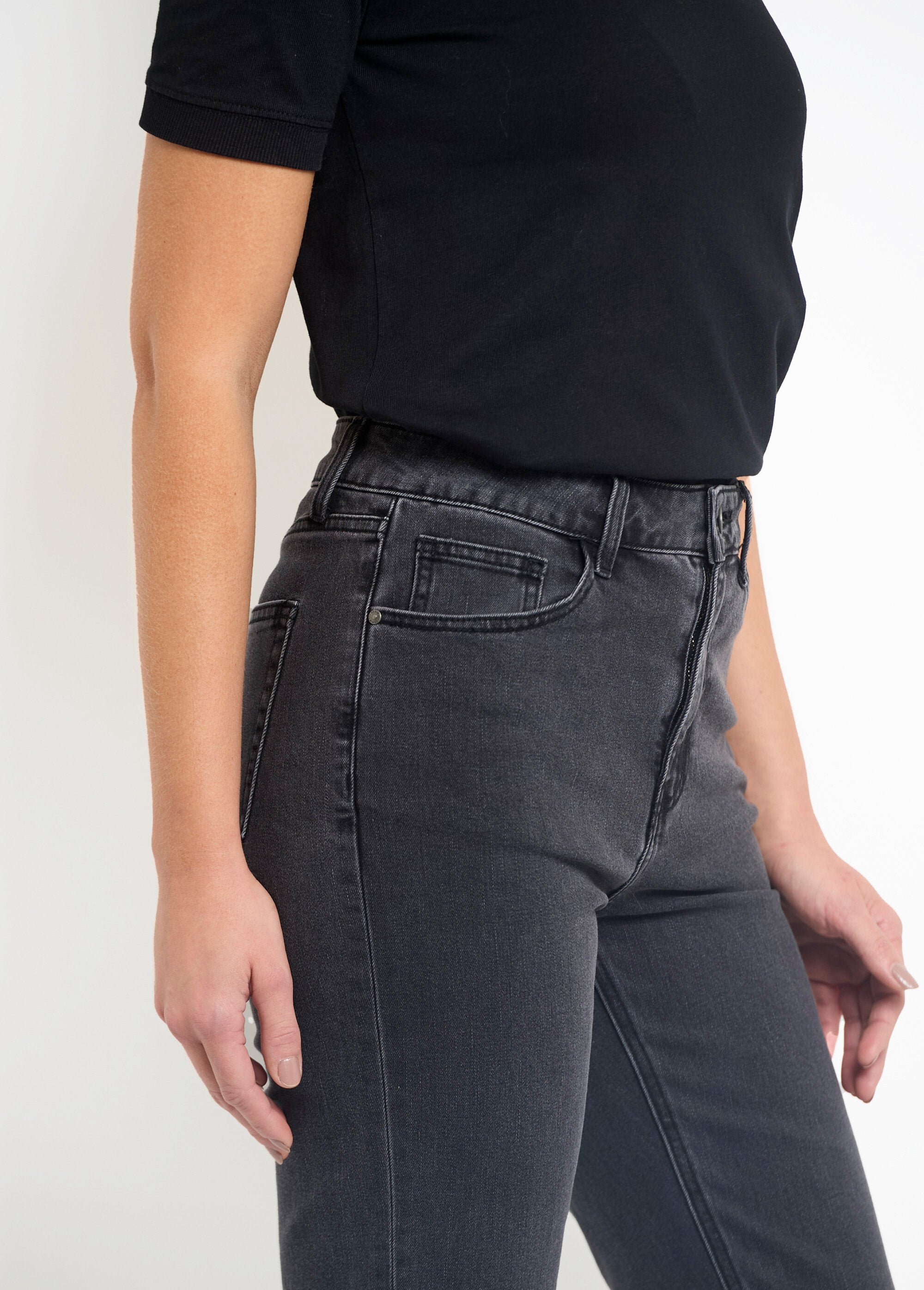 Straight_5-pocket_jeans_with_frayed_bottom_Gray_DE1_slim