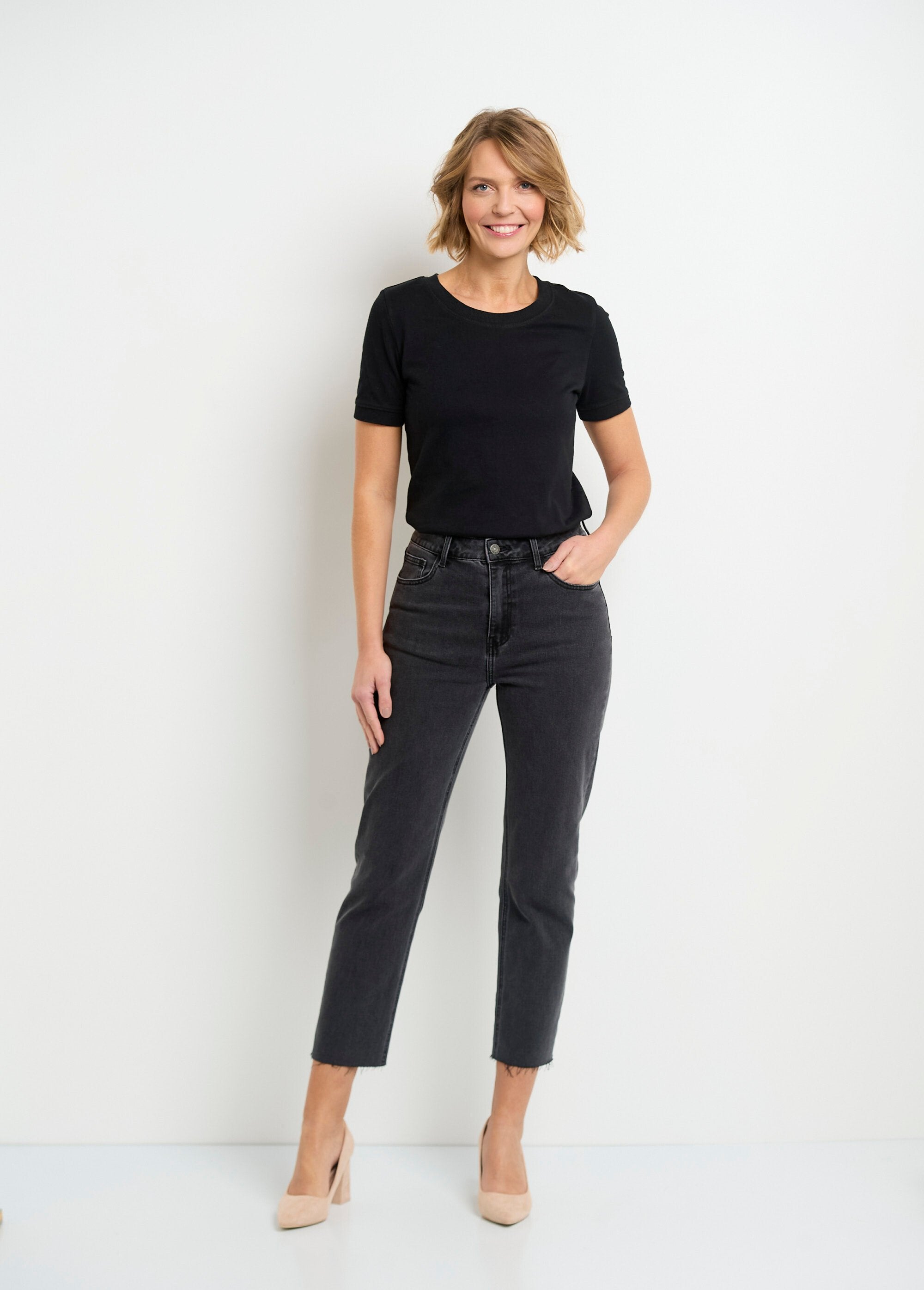 Straight_5-pocket_jeans_with_frayed_bottom_Gray_SF1_slim