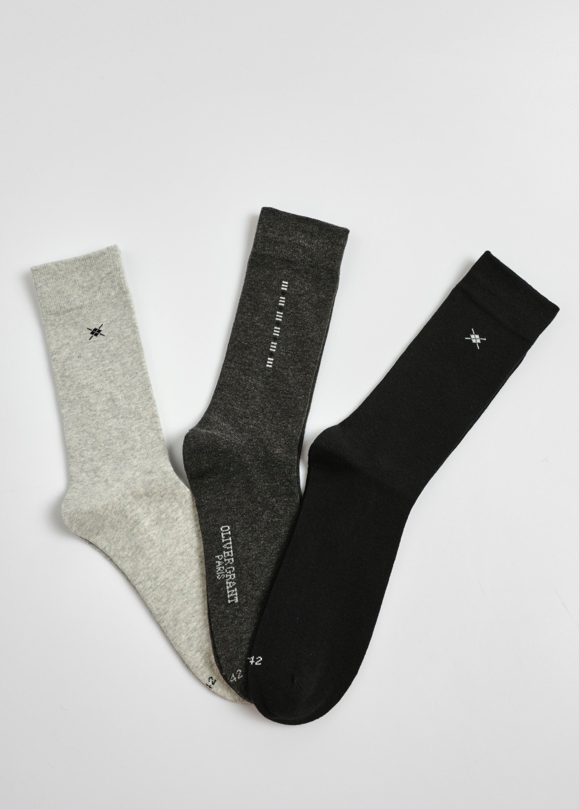 Pair_of_socks_with_small_patterns_Black_matching_FA1_slim