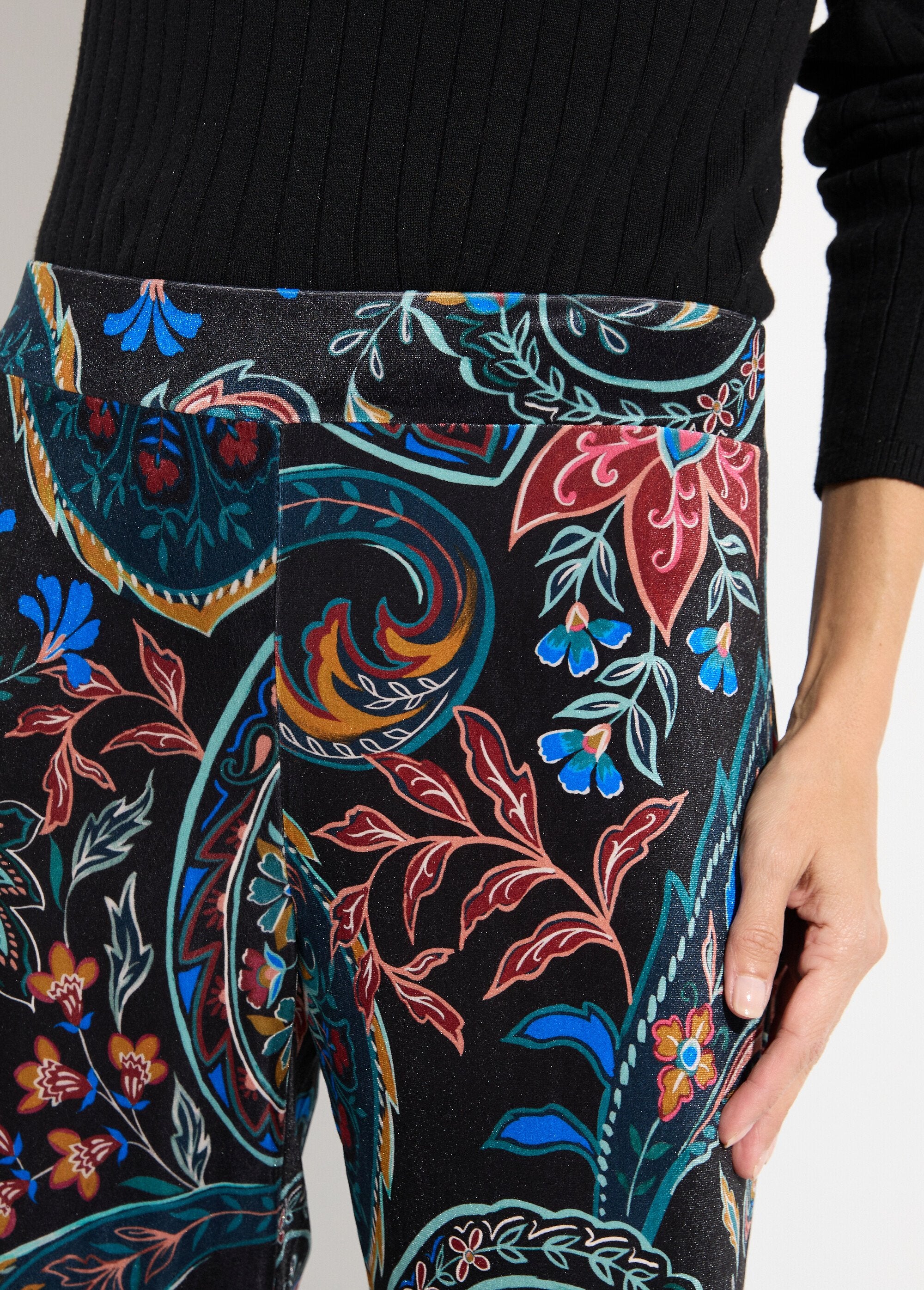 Pantalon_en_velours,_imprimé_cachemire_Noir_imprime_DE1_slim