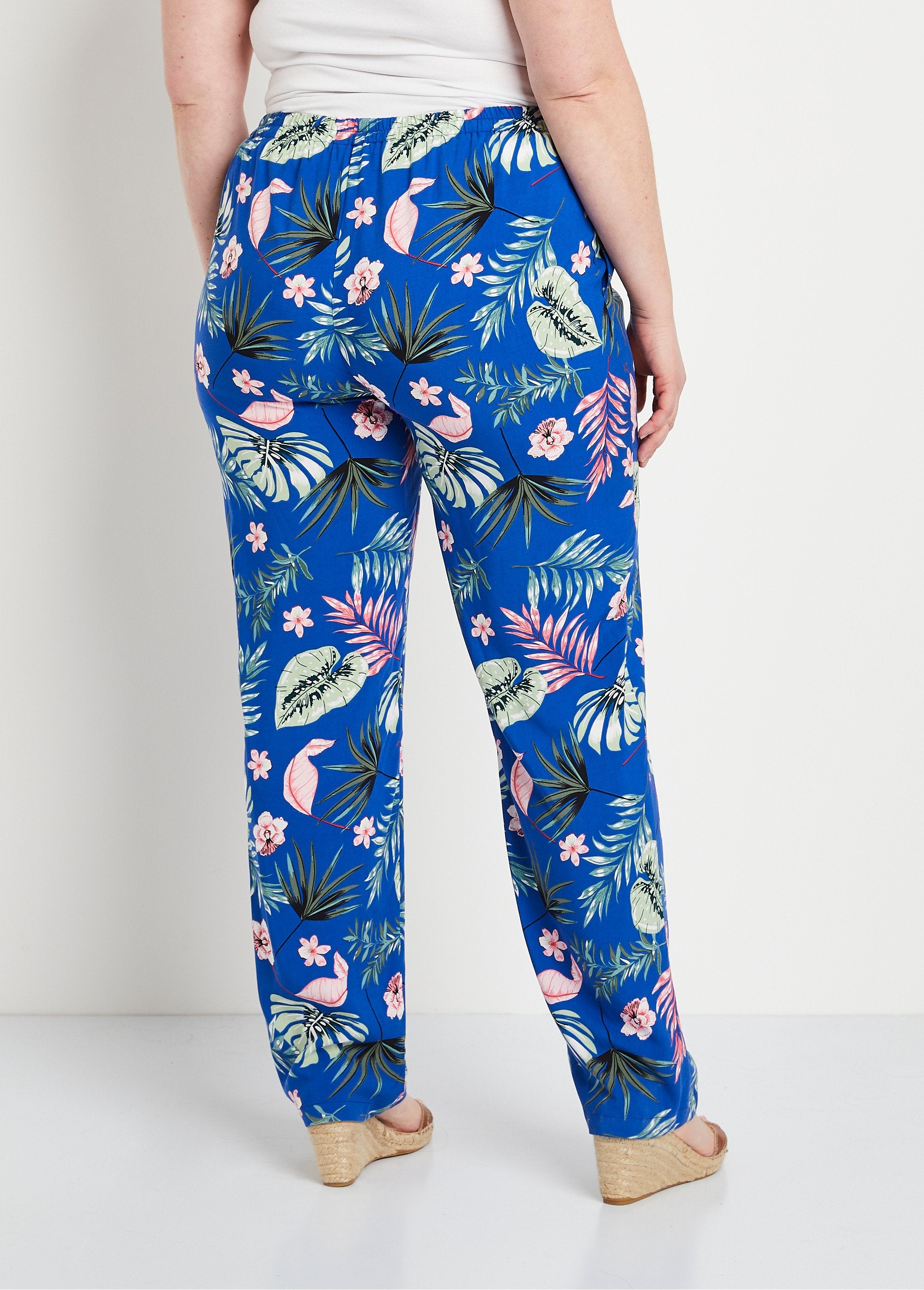 Elasticated_waist_printed_pants_Royal_blue_background_DO1_curvy