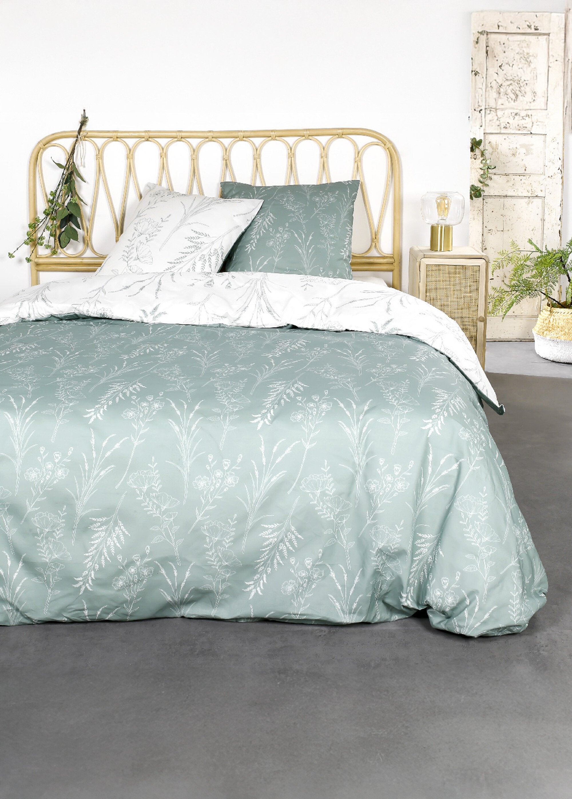 Flannel_bedding_set_240_x_220cm,_Floral_print_Light_green_and_white_FA1_slim