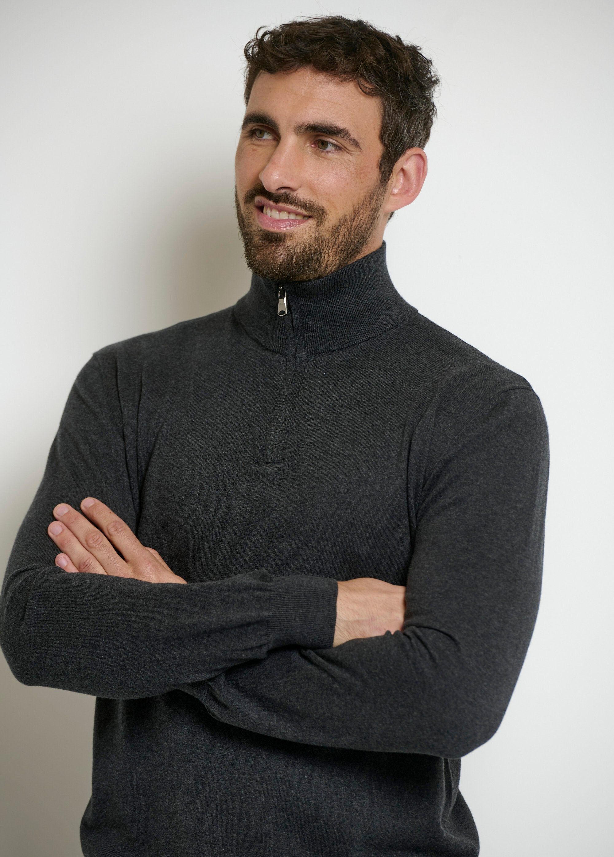 Contrasting_zip-up_trucker-neck_sweater_Gray_DE1_slim