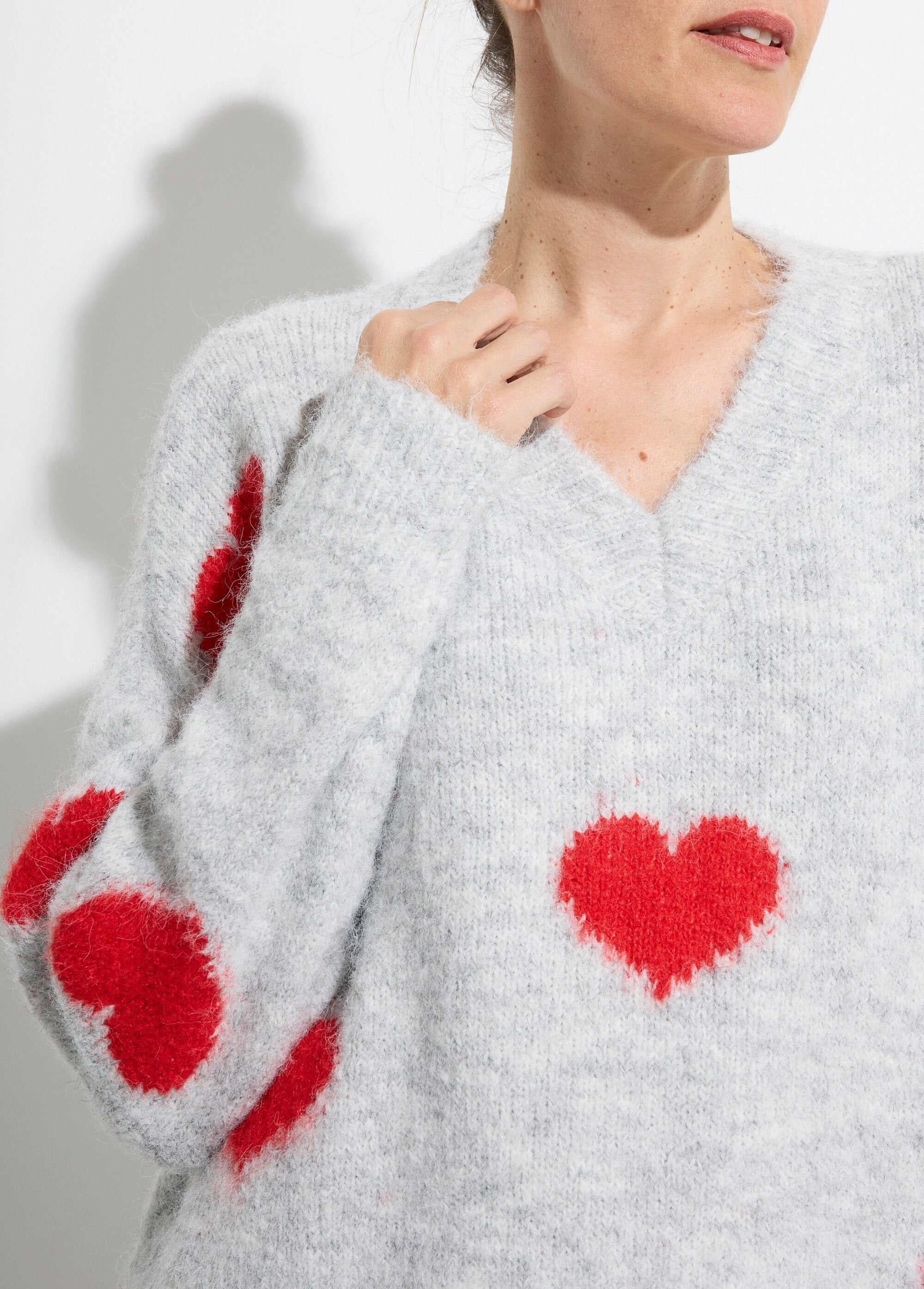 Warm_V-neck_wool_sweater_with_hearts_Light_gray_DE1_slim