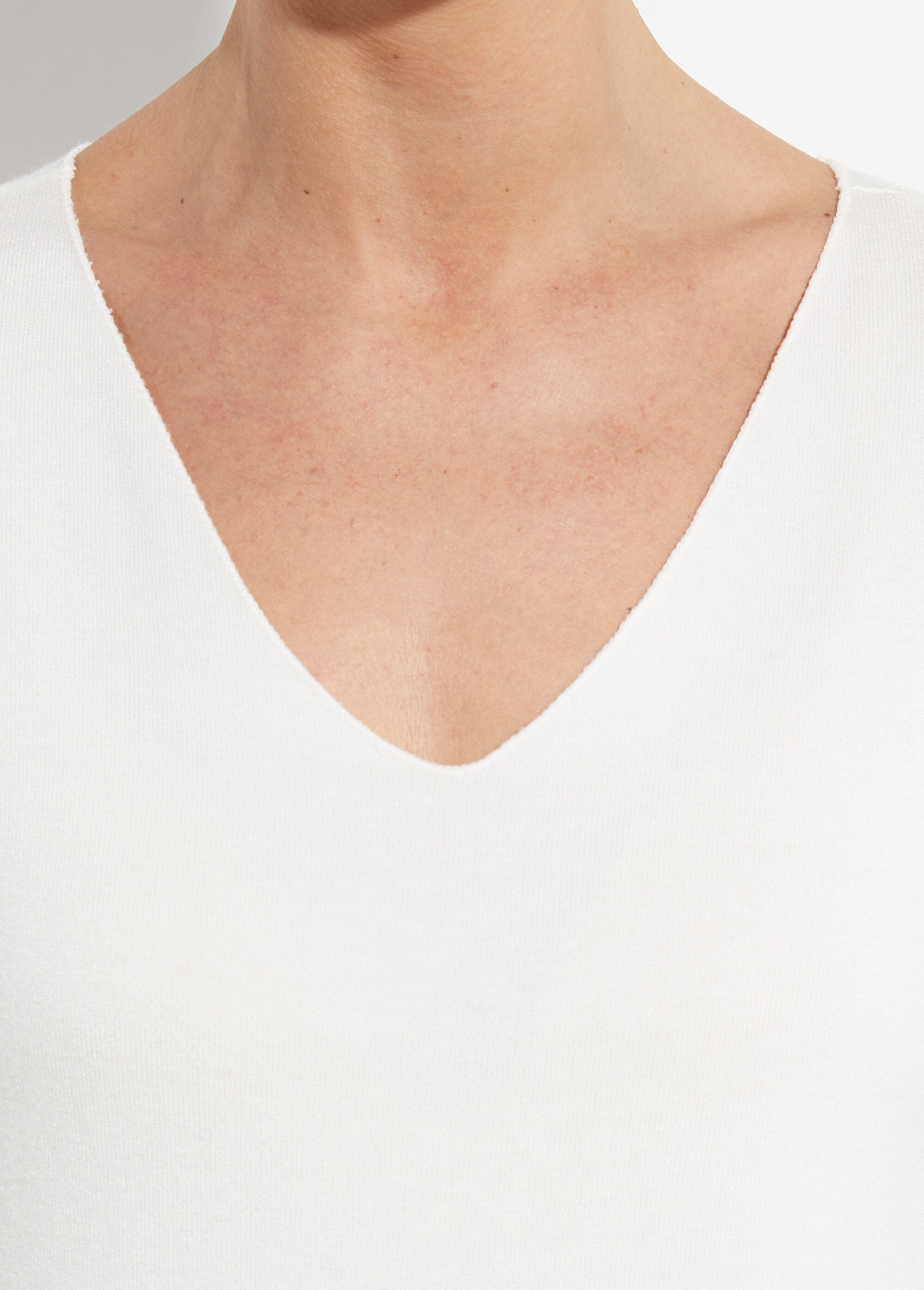 Thin_sweater_with_angora_and_wool,_V-neck_Ecru_DE2_slim