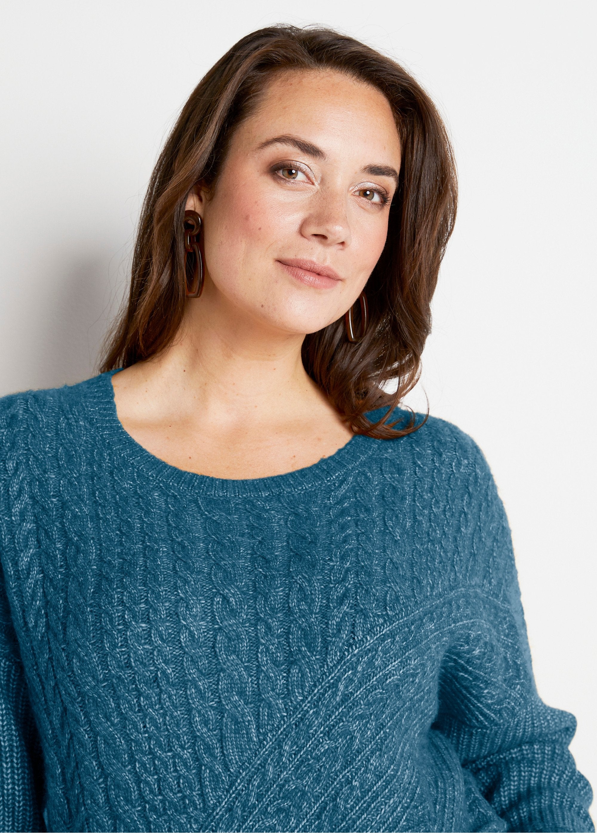 Round_neck_twisted_beaded_heather_knit_sweater_Duck_DE1_curvy